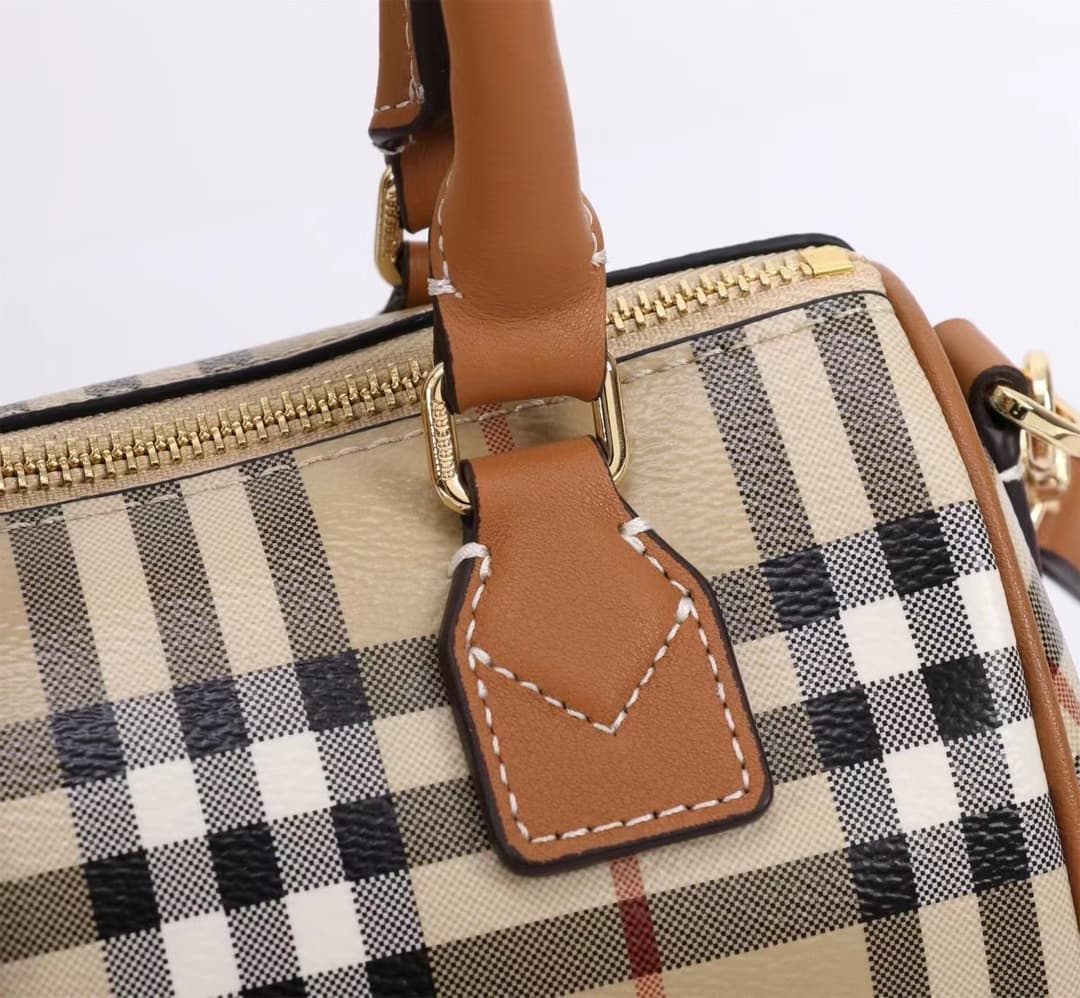 C73 🔥🔥The latest Italian-made bowling bag from B brand features a checked pattern and leather with contrasting stitching. It has a leather handle at the top, detachable and adjustable shoulder straps, [color] zipper opening, along with a leather-lined loc — image 3