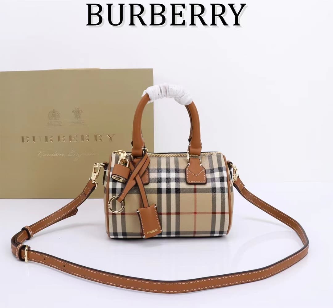 C73 🔥🔥The latest Italian-made bowling bag from B brand features a checked pattern and leather with contrasting stitching. It has a leather handle at the top, detachable and adjustable shoulder straps, [color] zipper opening, along with a leather-lined loc — image 1
