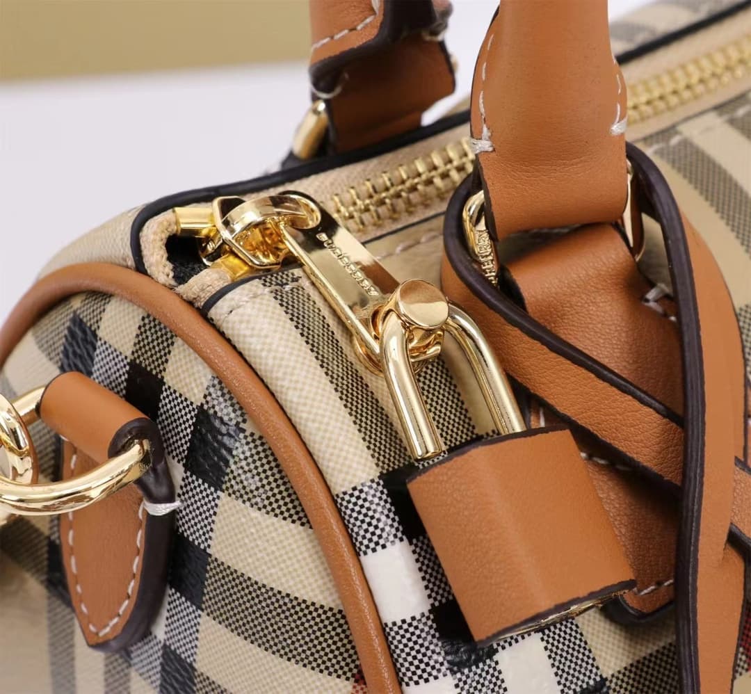 C73 🔥🔥The latest Italian-made bowling bag from B brand features a checked pattern and leather with contrasting stitching. It has a leather handle at the top, detachable and adjustable shoulder straps, [color] zipper opening, along with a leather-lined loc — image 5