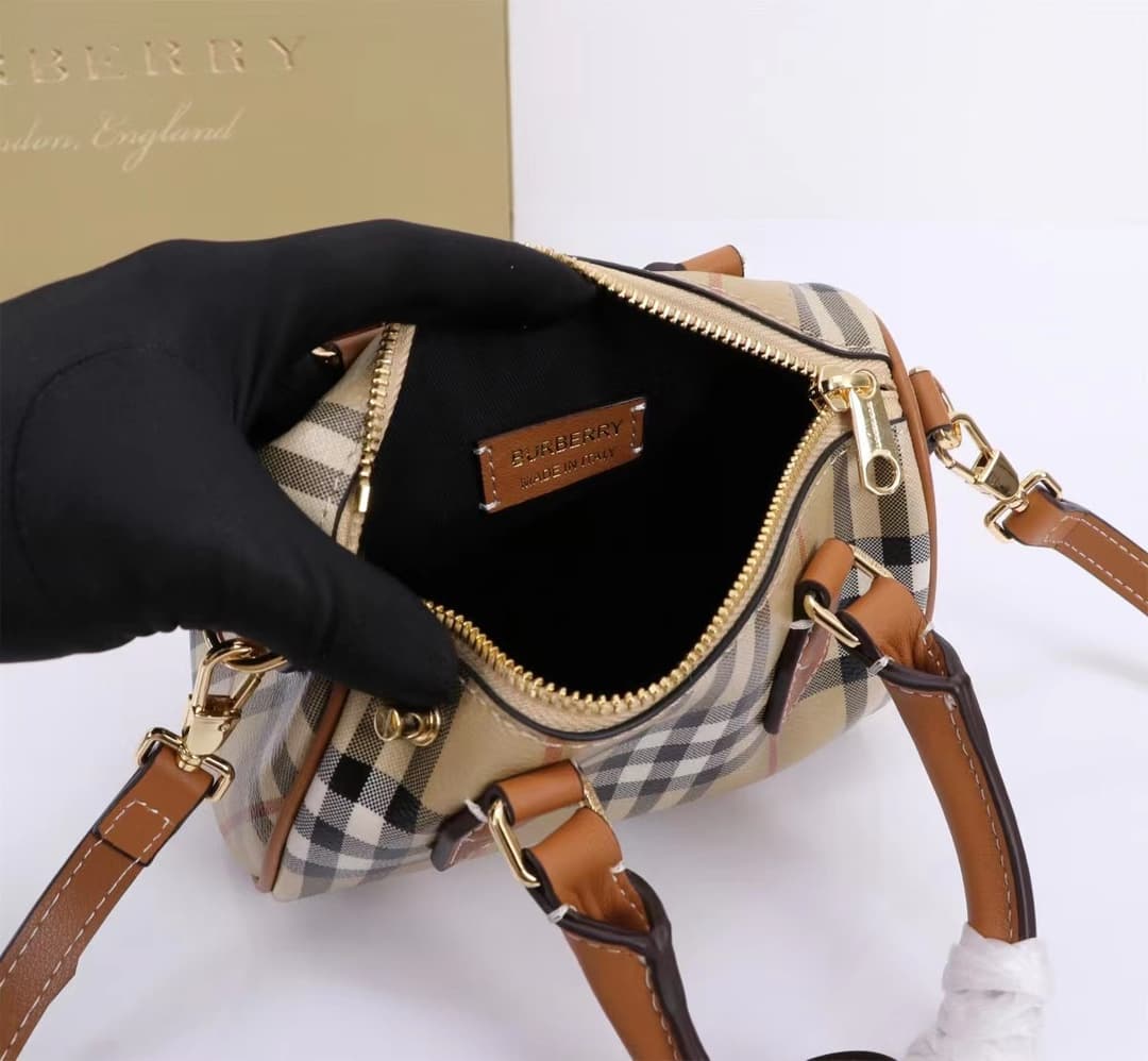C73 🔥🔥The latest Italian-made bowling bag from B brand features a checked pattern and leather with contrasting stitching. It has a leather handle at the top, detachable and adjustable shoulder straps, [color] zipper opening, along with a leather-lined loc — image 8