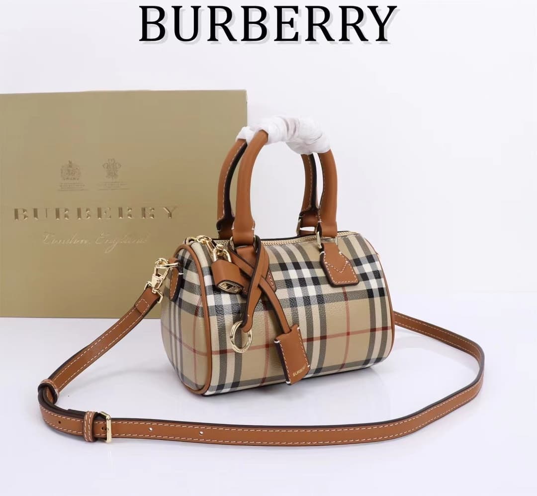 C73 🔥🔥The latest Italian-made bowling bag from B brand features a checked pattern and leather with contrasting stitching. It has a leather handle at the top, detachable and adjustable shoulder straps, [color] zipper opening, along with a leather-lined loc — image 2