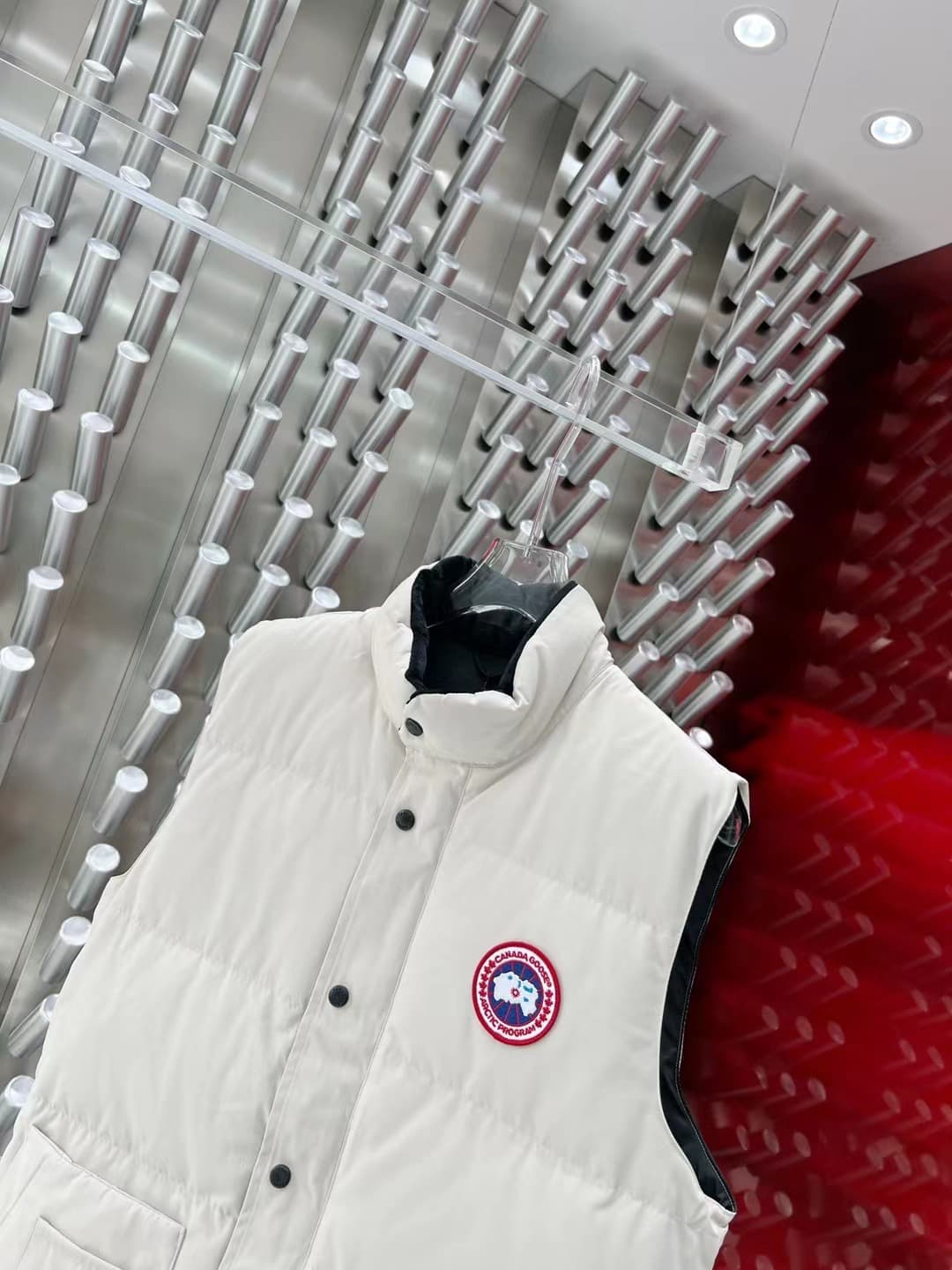 C11093 The Canadian brand Canada Goose down jackets are widely recognized as the most warm down jackets. Many Instagram influencers, netizens, and celebrities often wear these jackets in street photos. Every year, there are many products labeled “Canada G — image 4