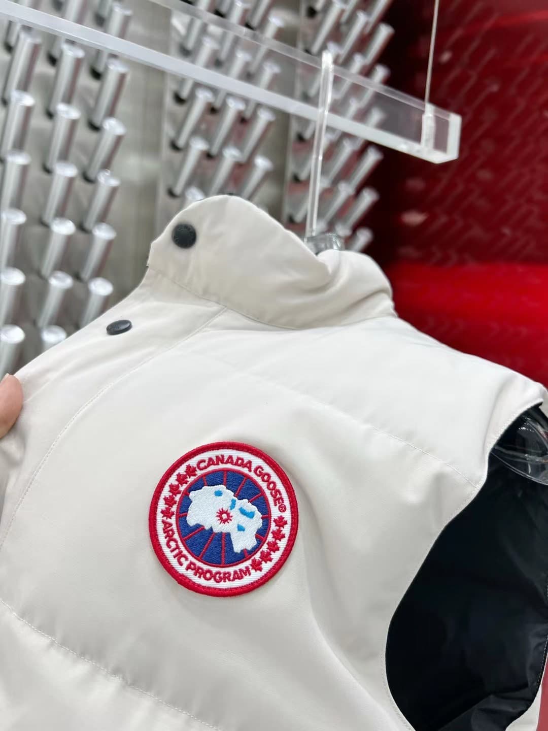 C11093 The Canadian brand Canada Goose down jackets are widely recognized as the most warm down jackets. Many Instagram influencers, netizens, and celebrities often wear these jackets in street photos. Every year, there are many products labeled “Canada G — image 8