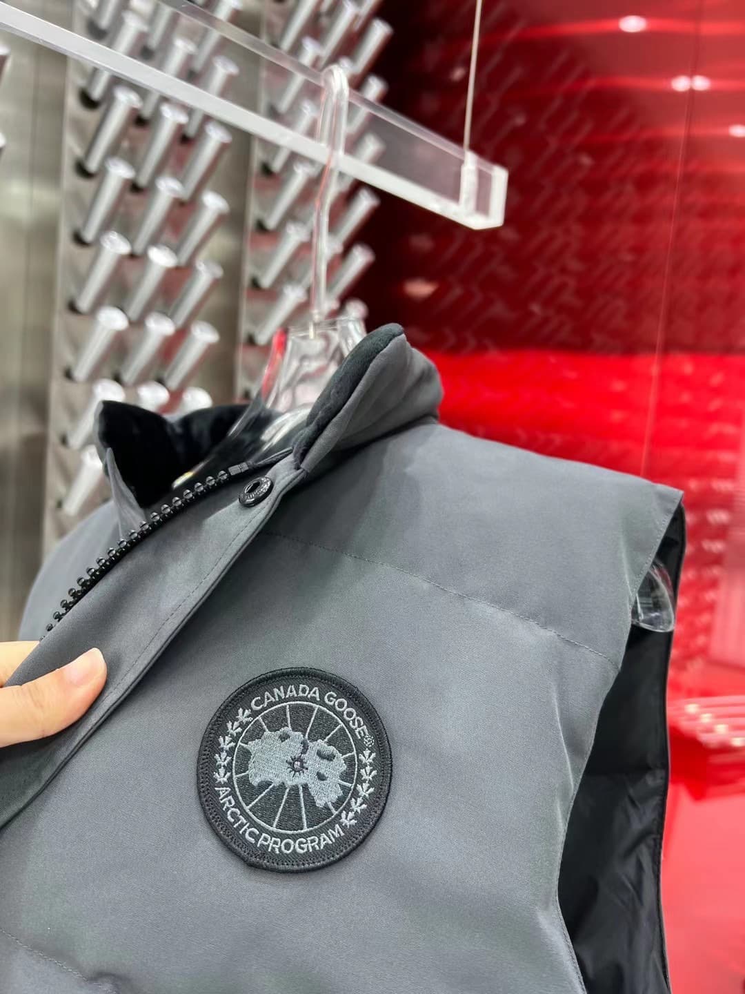 C11092 The Canadian brand Canada Goose down jackets are widely recognized as the most warm down jackets. Many Instagram influencers, netizens, and celebrities often wear these jackets in street photos. Every year, there are many products labeled “Canada G — image 8