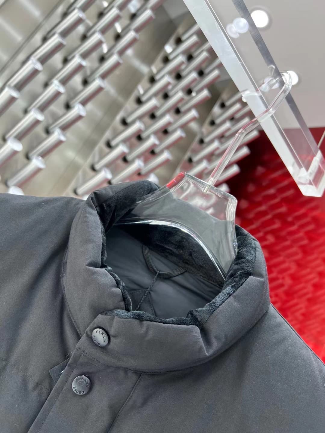 C11095 The Canadian brand Canada Goose down jackets are widely recognized as the most warm down jackets. Many Instagram influencers, internet celebrities, and stars often wear them in street photos. Every year, there are new products from Canada Goose, bu — image 5