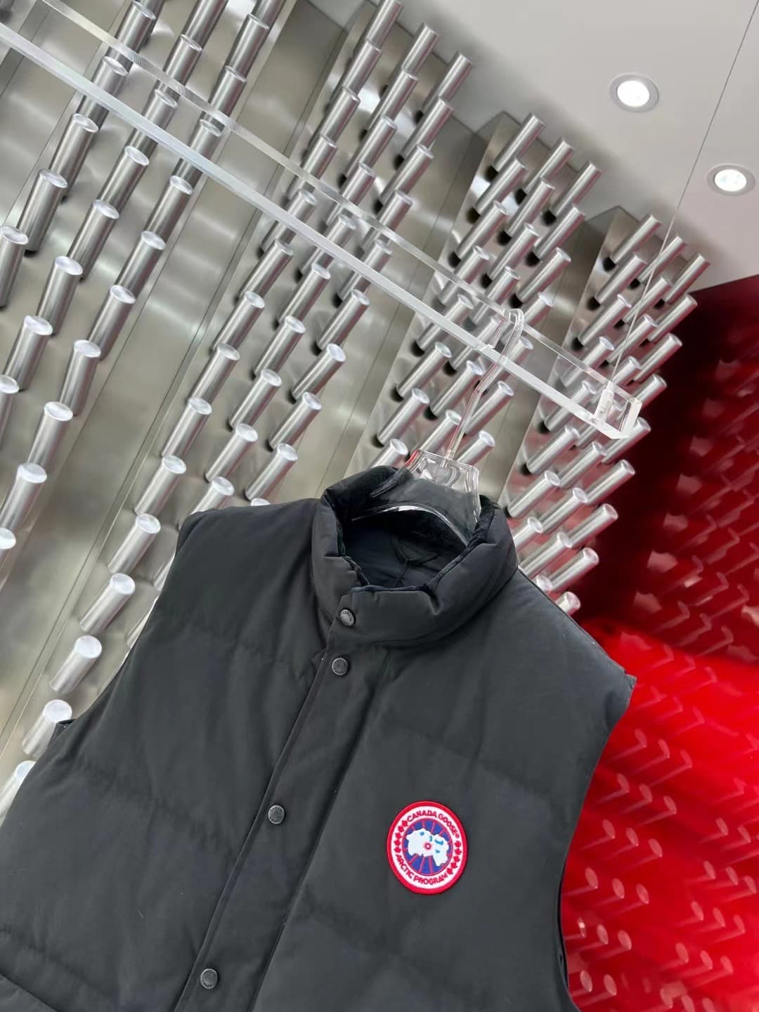 C11095 The Canadian brand Canada Goose down jackets are widely recognized as the most warm down jackets. Many Instagram influencers, internet celebrities, and stars often wear them in street photos. Every year, there are new products from Canada Goose, bu — image 4