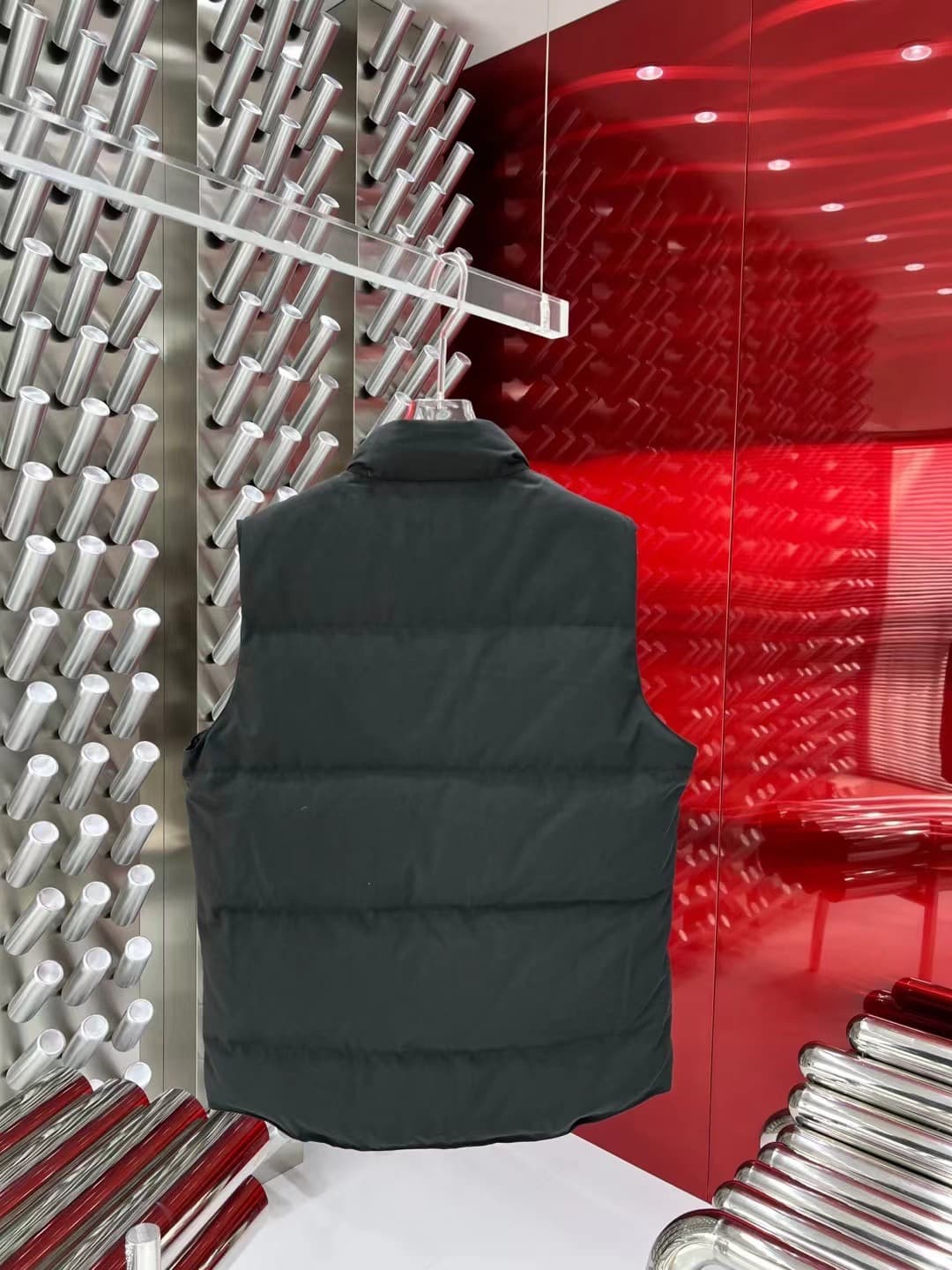C11095 The Canadian brand Canada Goose down jackets are widely recognized as the most warm down jackets. Many Instagram influencers, internet celebrities, and stars often wear them in street photos. Every year, there are new products from Canada Goose, bu — image 8
