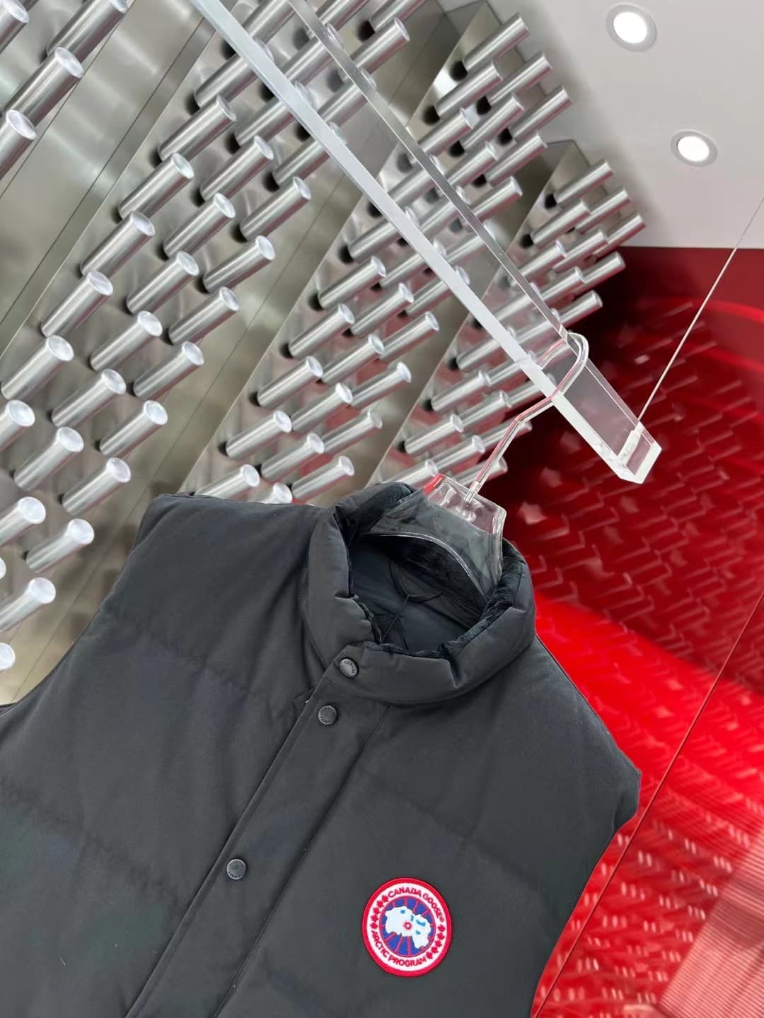 C11095 The Canadian brand Canada Goose down jackets are widely recognized as the most warm down jackets. Many Instagram influencers, internet celebrities, and stars often wear them in street photos. Every year, there are new products from Canada Goose, bu — image 2