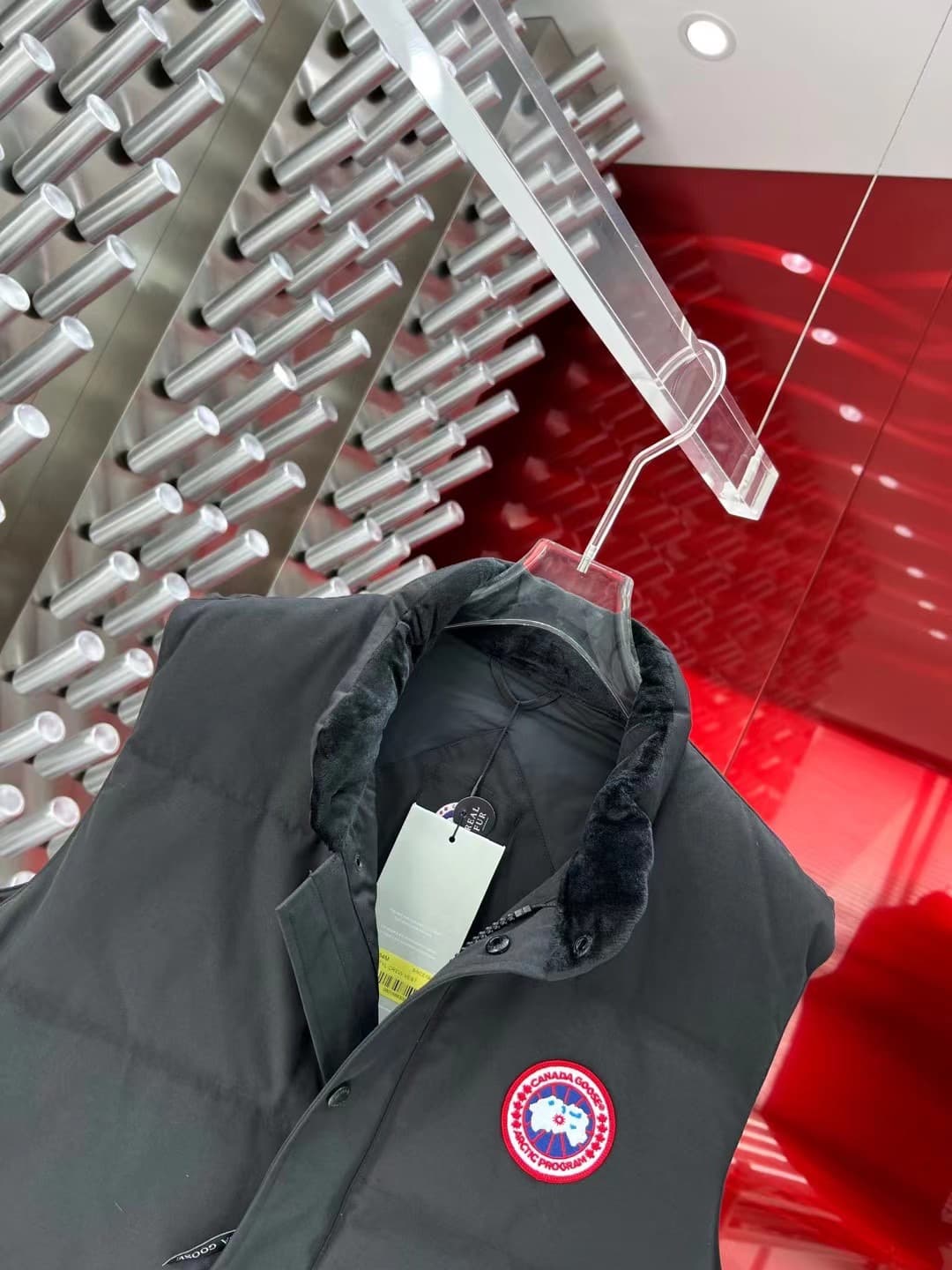 C11095 The Canadian brand Canada Goose down jackets are widely recognized as the most warm down jackets. Many Instagram influencers, internet celebrities, and stars often wear them in street photos. Every year, there are new products from Canada Goose, bu — image 6