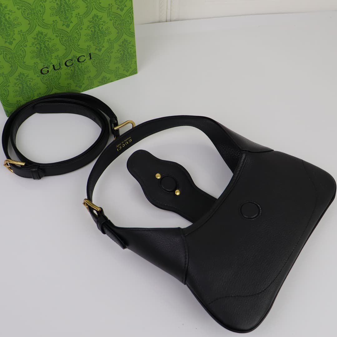 C4036 🌟 Aphrodite collection: Small crescent-shaped shoulder bag. The Gucci Cosmogonie series is presented at the historic Monte Carlo in Italy. On the runway, aesthetic elements from different eras and locations complement each other, connecting the past — image 7