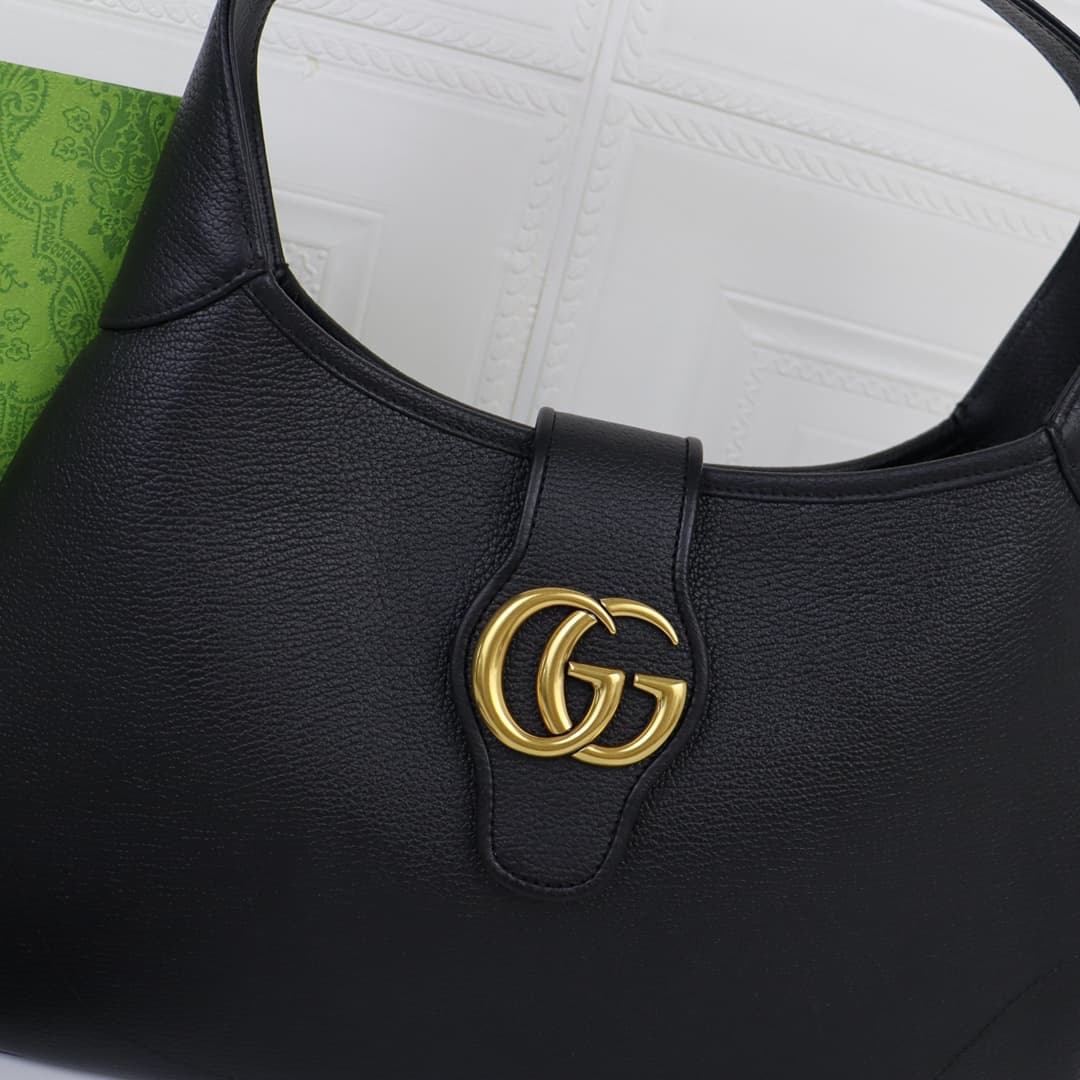 C4038 🌟 The “Aphrodite Collection” medium crescent-shaped shoulder bag from the GucciCosmogonie series was presented at the historic Monte Carlo in Italy. On the runway, aesthetic elements from different eras and locations blend together, connecting the p — image 2