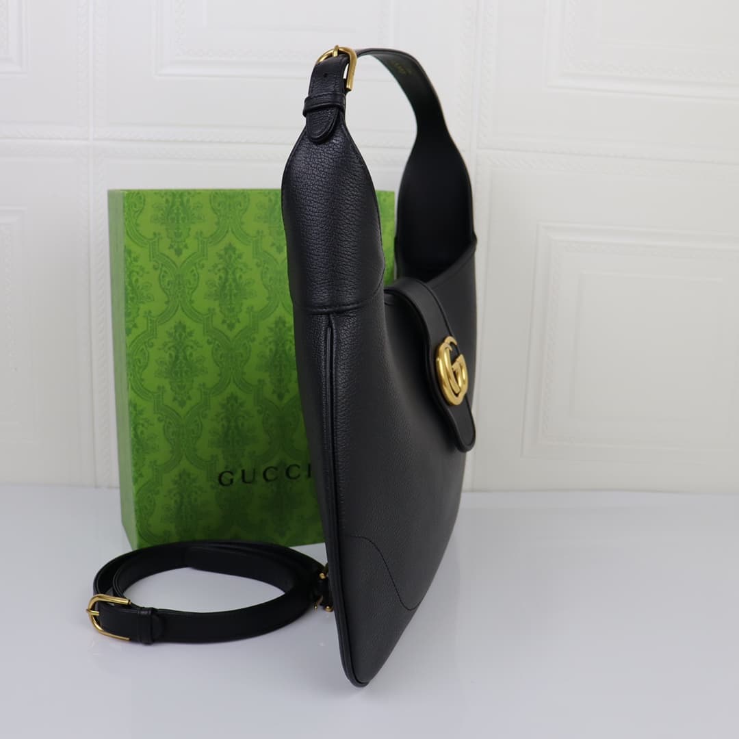 C4038 🌟 The “Aphrodite Collection” medium crescent-shaped shoulder bag from the GucciCosmogonie series was presented at the historic Monte Carlo in Italy. On the runway, aesthetic elements from different eras and locations blend together, connecting the p — image 3