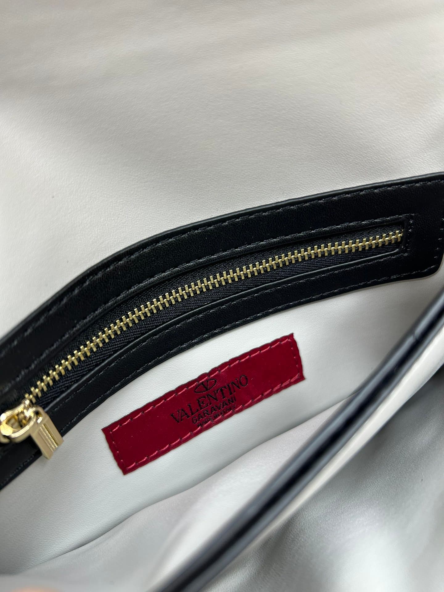 C7743 Small size Vacation. Valentino💥 Classic model from the official store; always sells well❤❤❤ Valentino Rocksud is extremely popular🔥 Small size “handbag”. Imported South African cowhide leather, paired with 24k vacuum-plated hardware✨✨✨ High-end prod — image 8