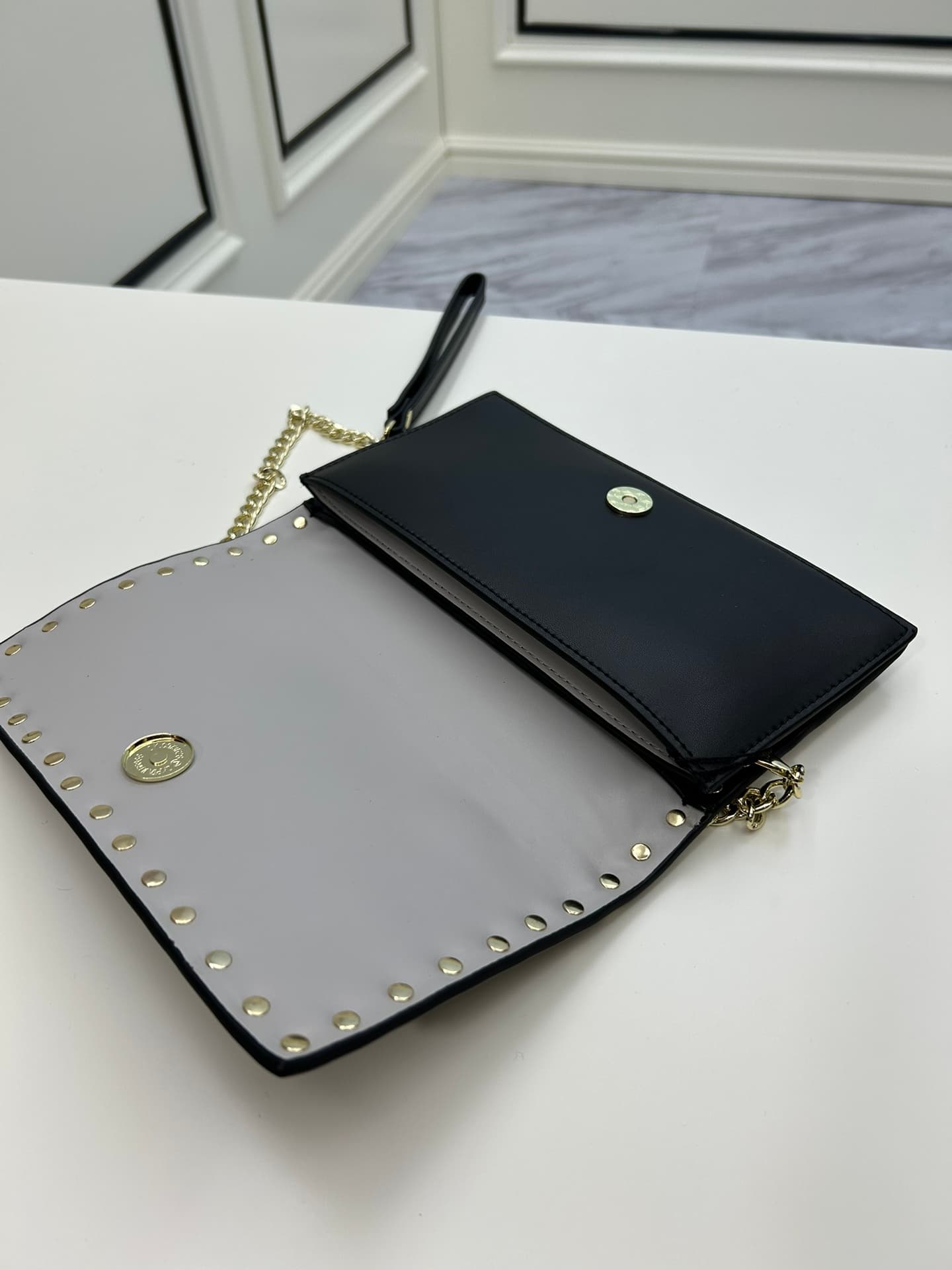 C7743 Small size Vacation. Valentino💥 Classic model from the official store; always sells well❤❤❤ Valentino Rocksud is extremely popular🔥 Small size “handbag”. Imported South African cowhide leather, paired with 24k vacuum-plated hardware✨✨✨ High-end prod — image 6