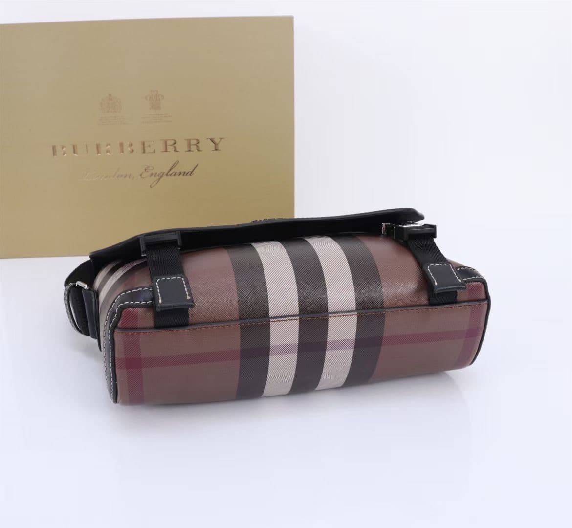 C142 The Balmain messenger bag features a structured design, with a brand’s charcoal-gray pattern. It is decorated with smooth leather details and an emblem design. There is a zipper pocket for storing small items. The adjustable shoulder strap ensures a  — image 4