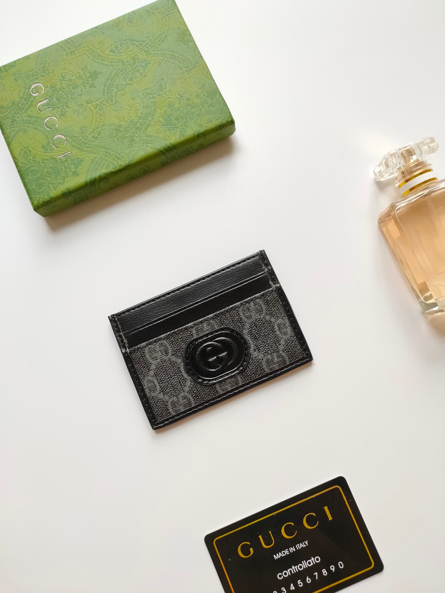 C100 [Rose] This Gucci cardholder features exquisite vintage/retro branding elements. The black GG Supreme canvas material complements the oval interlocking double G logo, enhancing its elegant and refined appeal. These two exclusive details combine to gi — image 1