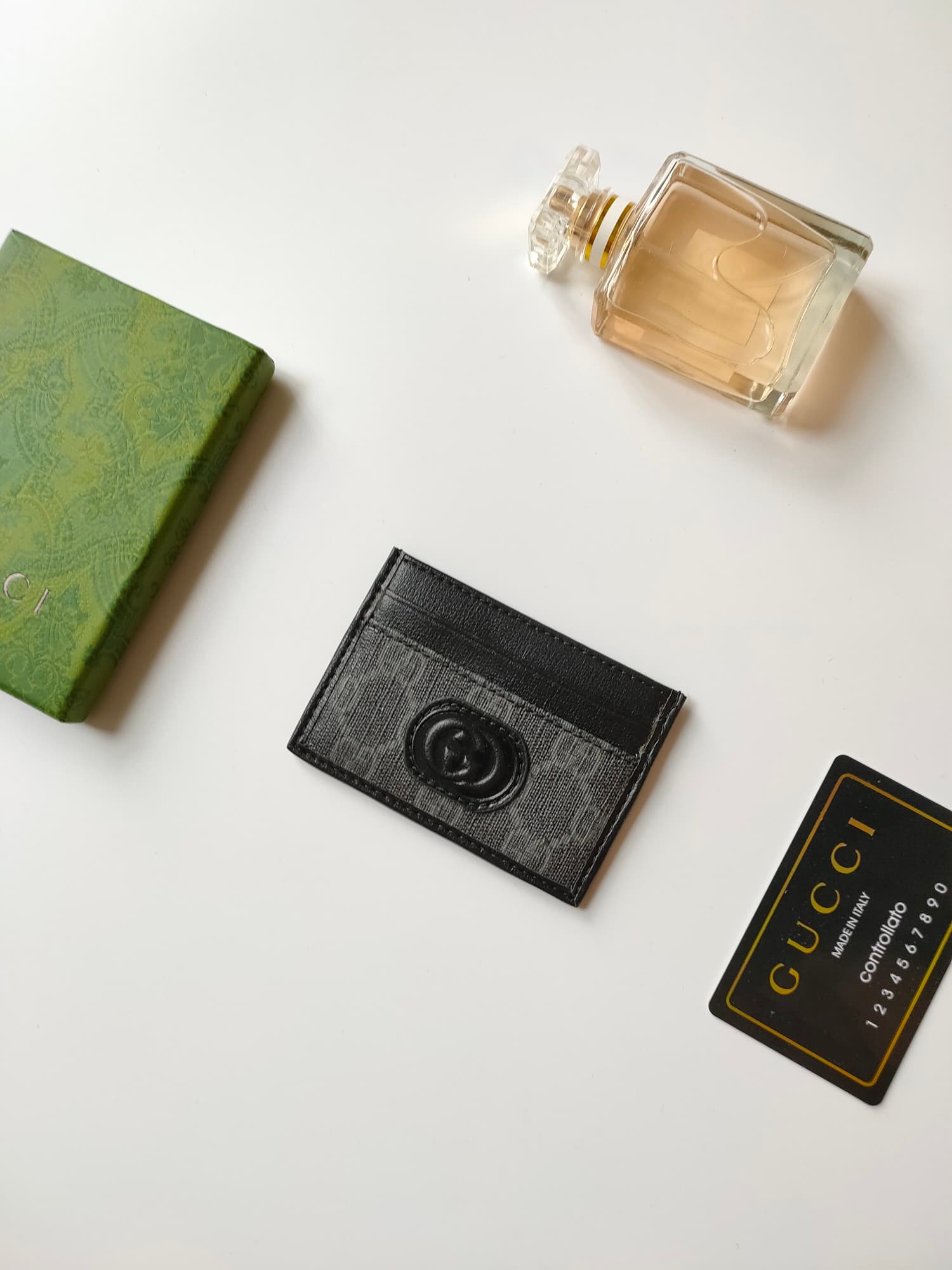 C100 [Rose] This Gucci cardholder features exquisite vintage/retro branding elements. The black GG Supreme canvas material complements the oval interlocking double G logo, enhancing its elegant and refined appeal. These two exclusive details combine to gi — image 2
