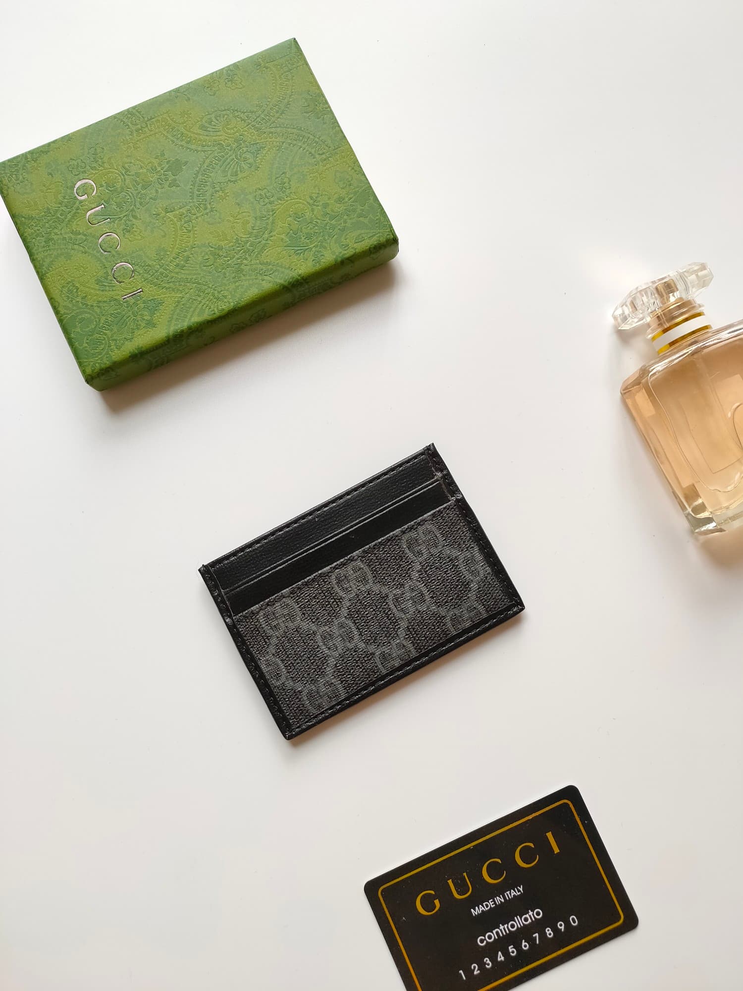C100 [Rose] This Gucci cardholder features exquisite vintage/retro branding elements. The black GG Supreme canvas material complements the oval interlocking double G logo, enhancing its elegant and refined appeal. These two exclusive details combine to gi — image 3