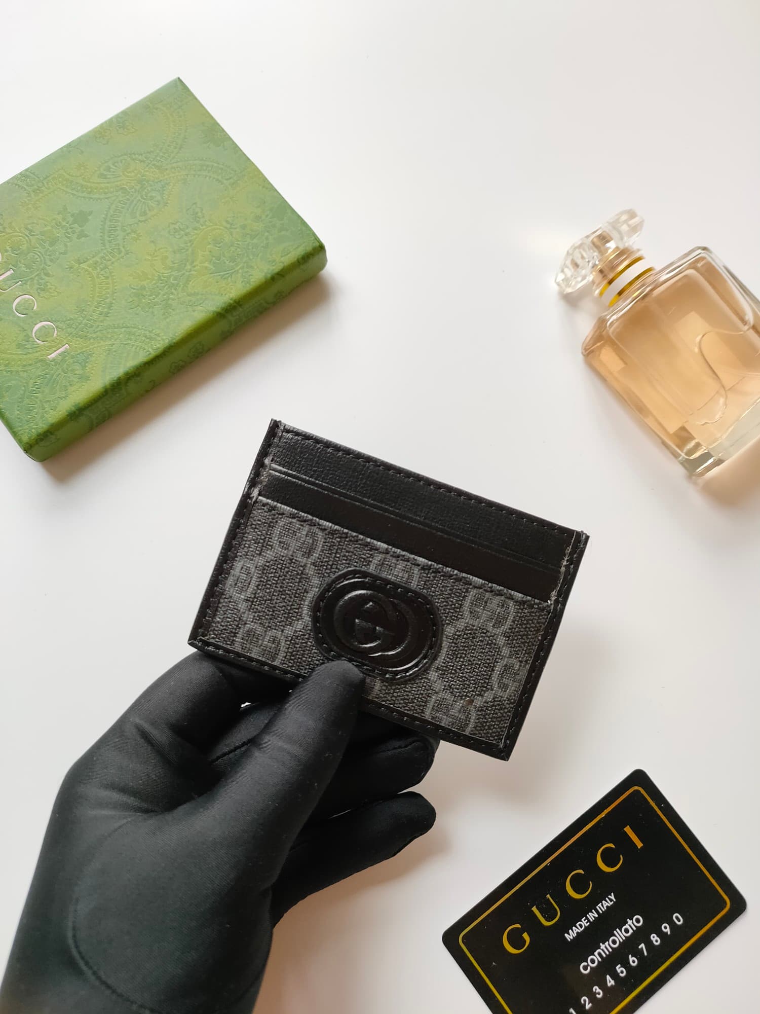 C100 [Rose] This Gucci cardholder features exquisite vintage/retro branding elements. The black GG Supreme canvas material complements the oval interlocking double G logo, enhancing its elegant and refined appeal. These two exclusive details combine to gi — image 4