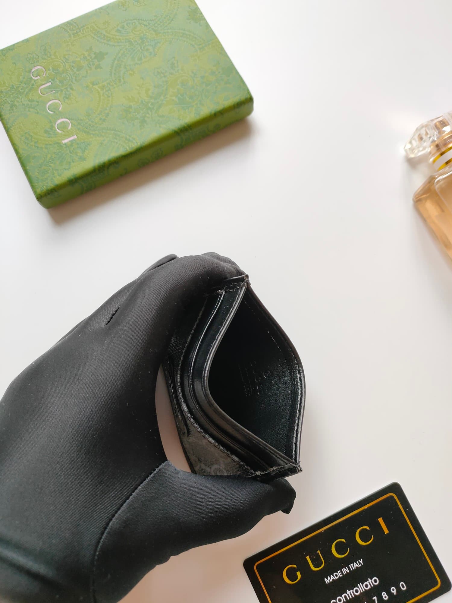 C100 [Rose] This Gucci cardholder features exquisite vintage/retro branding elements. The black GG Supreme canvas material complements the oval interlocking double G logo, enhancing its elegant and refined appeal. These two exclusive details combine to gi — image 5