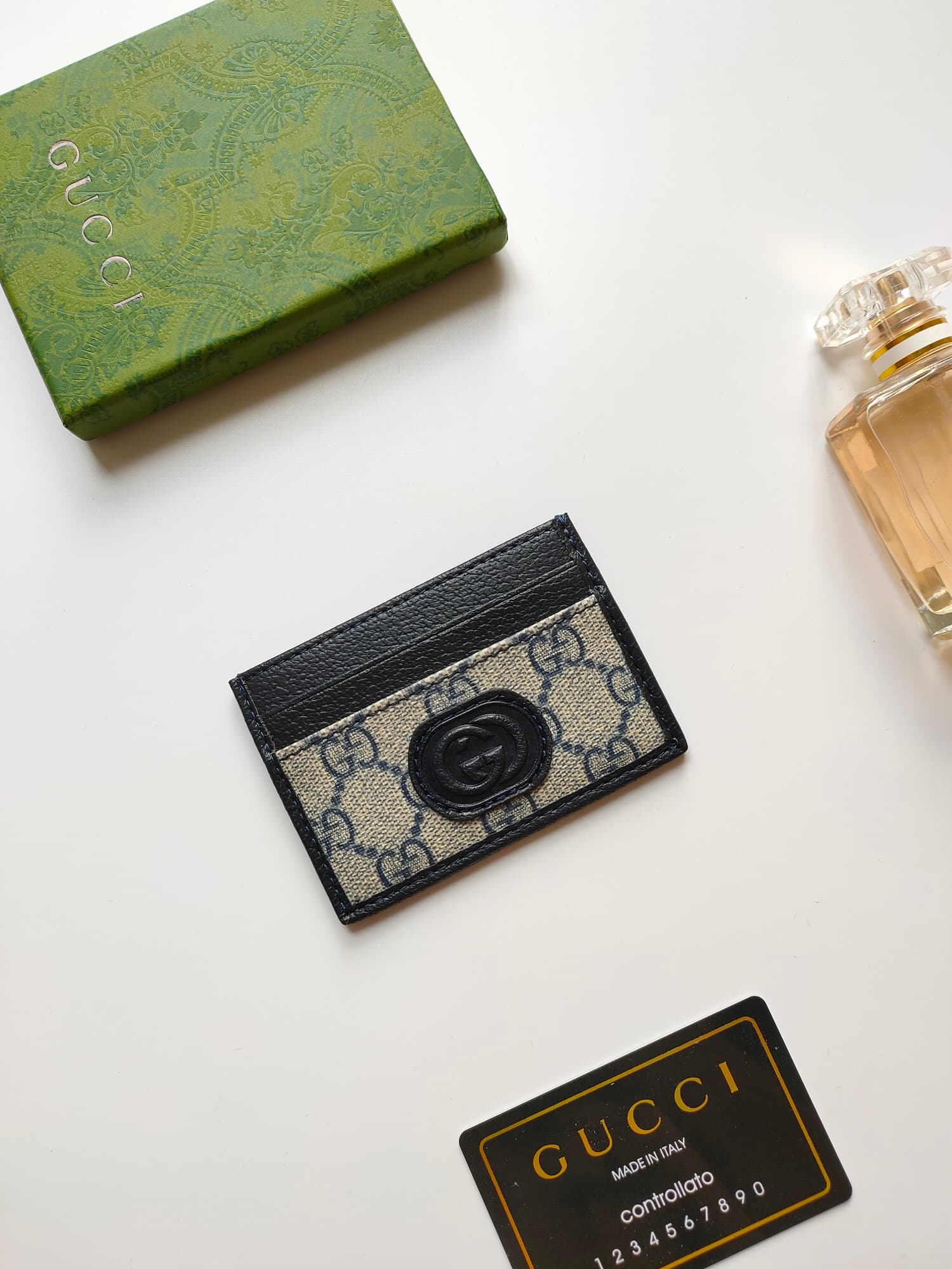 C99 [Rose] This Gucci cardholder features elaborate vintage/retro branding elements. The black GG Supreme canvas material pairs perfectly with the oval interlocking double G logo, highlighting its elegant and sophisticated charm. These two exclusive detai — image 1