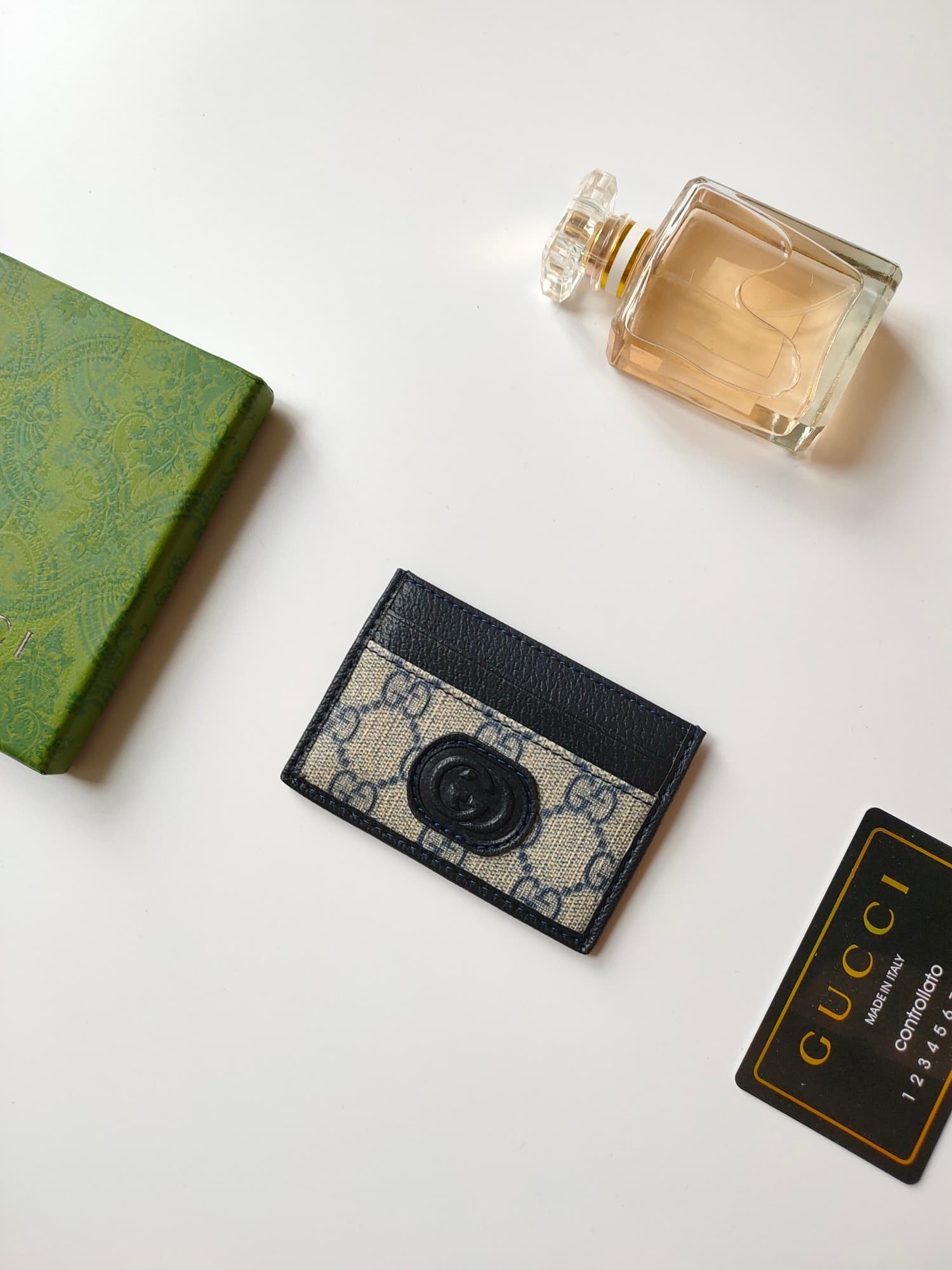 C99 [Rose] This Gucci cardholder features elaborate vintage/retro branding elements. The black GG Supreme canvas material pairs perfectly with the oval interlocking double G logo, highlighting its elegant and sophisticated charm. These two exclusive detai — image 2