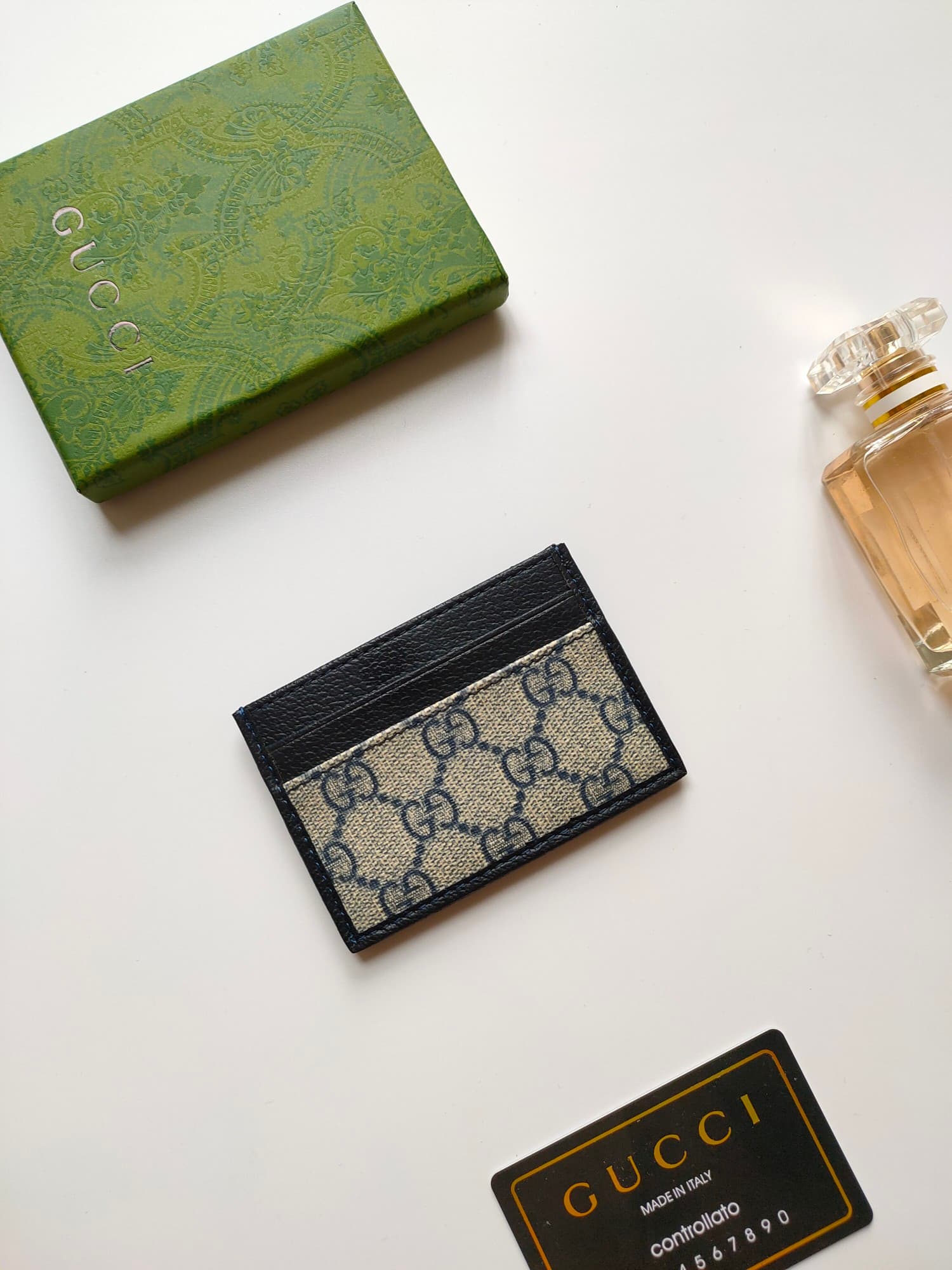 C99 [Rose] This Gucci cardholder features elaborate vintage/retro branding elements. The black GG Supreme canvas material pairs perfectly with the oval interlocking double G logo, highlighting its elegant and sophisticated charm. These two exclusive detai — image 3