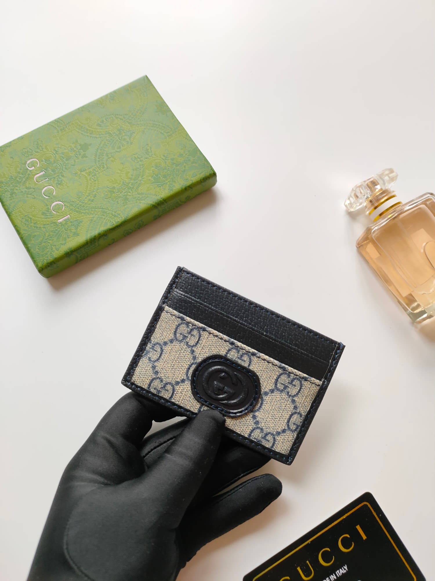 C99 [Rose] This Gucci cardholder features elaborate vintage/retro branding elements. The black GG Supreme canvas material pairs perfectly with the oval interlocking double G logo, highlighting its elegant and sophisticated charm. These two exclusive detai — image 4