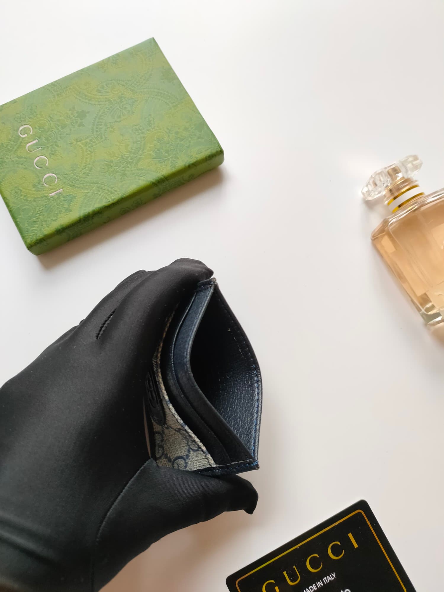 C99 [Rose] This Gucci cardholder features elaborate vintage/retro branding elements. The black GG Supreme canvas material pairs perfectly with the oval interlocking double G logo, highlighting its elegant and sophisticated charm. These two exclusive detai — image 5