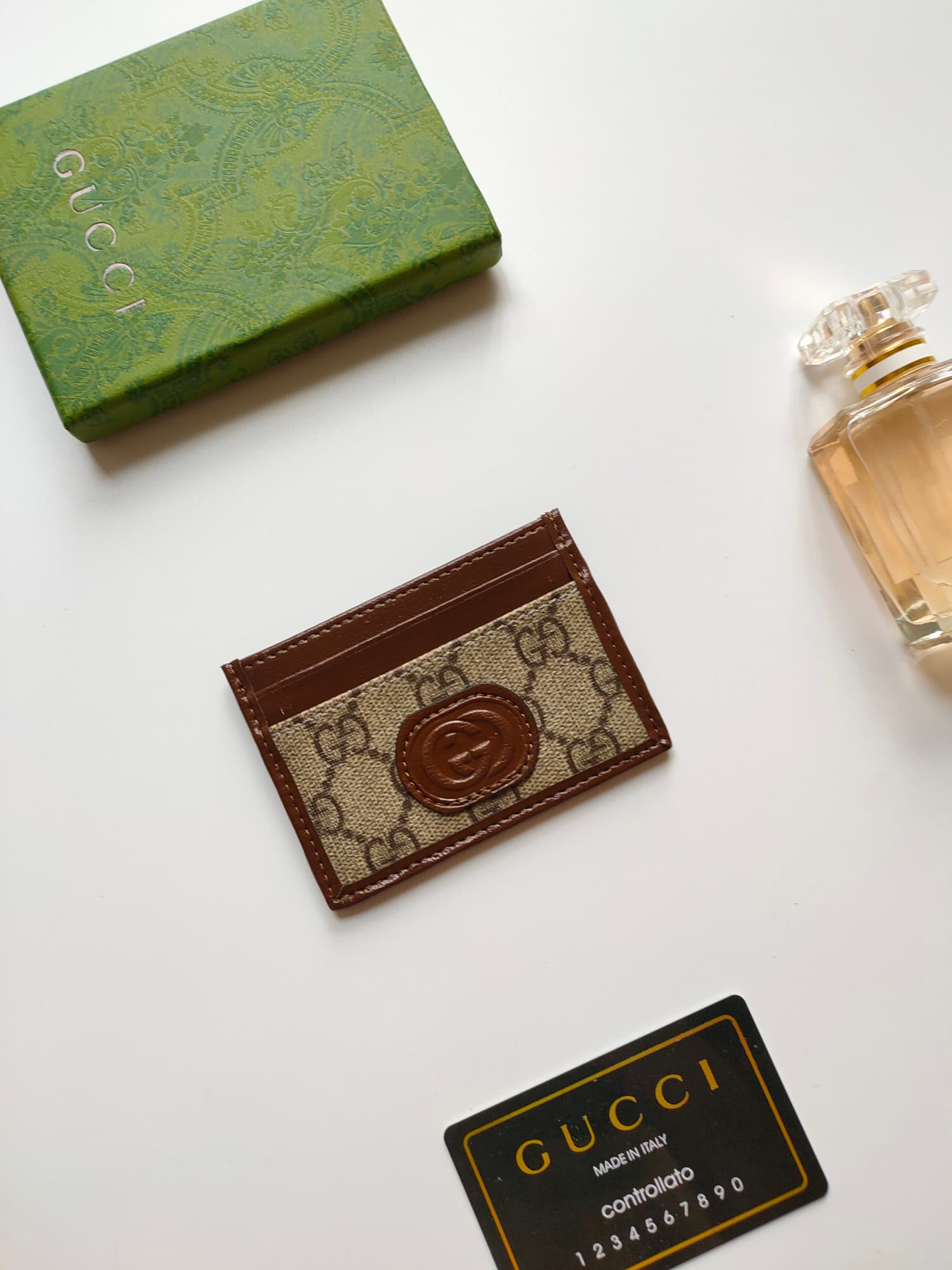 C98 [Rose] This Gucci cardholder features exquisite vintage/retro branding elements. The black GG Supreme canvas material pairs perfectly with the oval interlocking double G logo, highlighting its elegant and sophisticated charm. These two exclusive detai — image 1