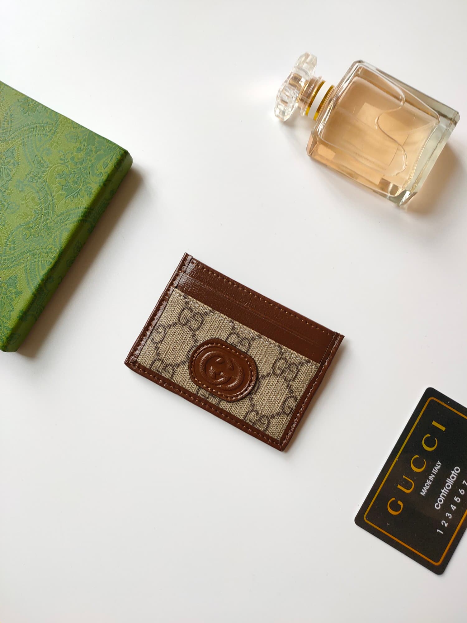 C98 [Rose] This Gucci cardholder features exquisite vintage/retro branding elements. The black GG Supreme canvas material pairs perfectly with the oval interlocking double G logo, highlighting its elegant and sophisticated charm. These two exclusive detai — image 2