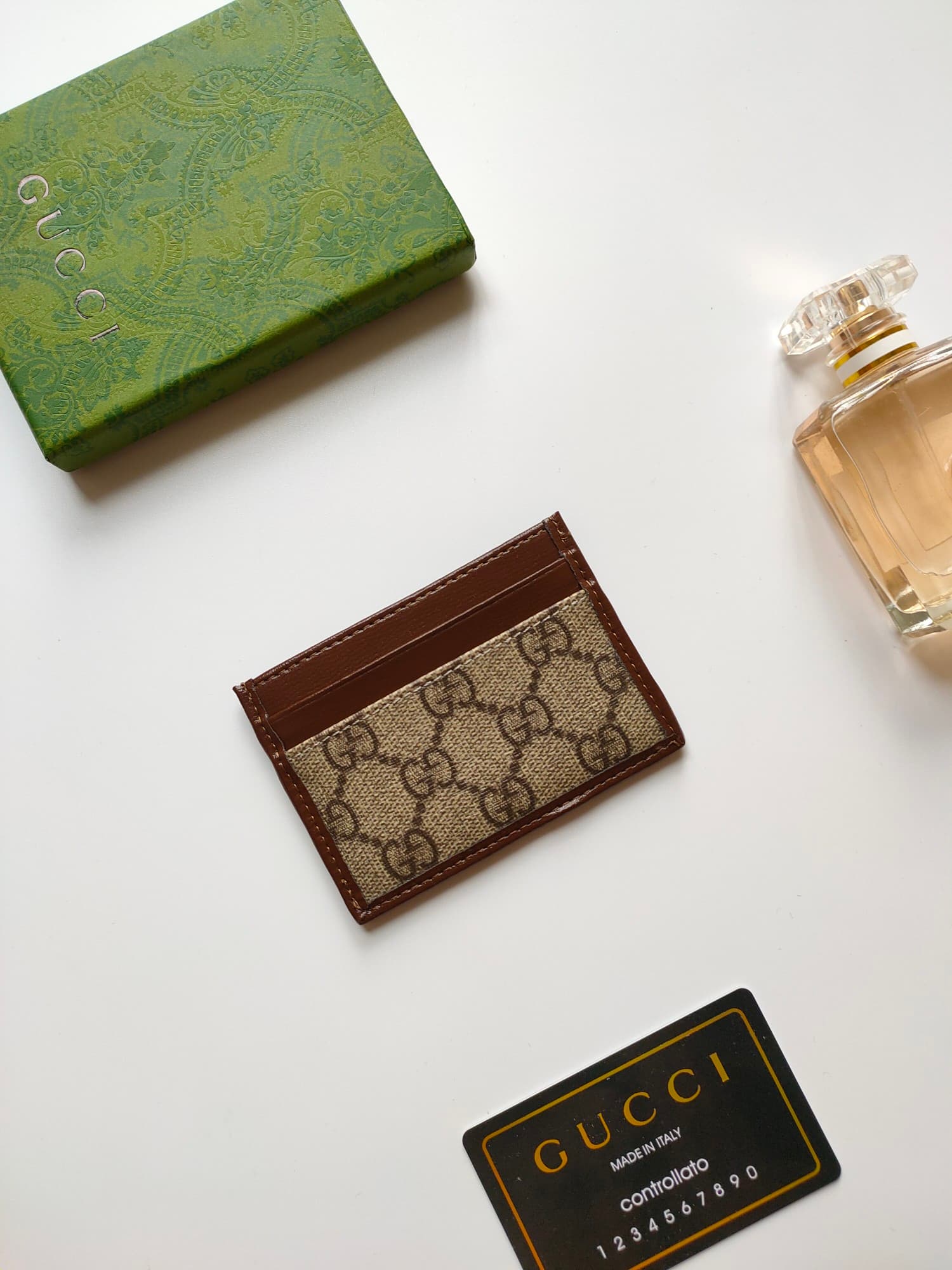 C98 [Rose] This Gucci cardholder features exquisite vintage/retro branding elements. The black GG Supreme canvas material pairs perfectly with the oval interlocking double G logo, highlighting its elegant and sophisticated charm. These two exclusive detai — image 3