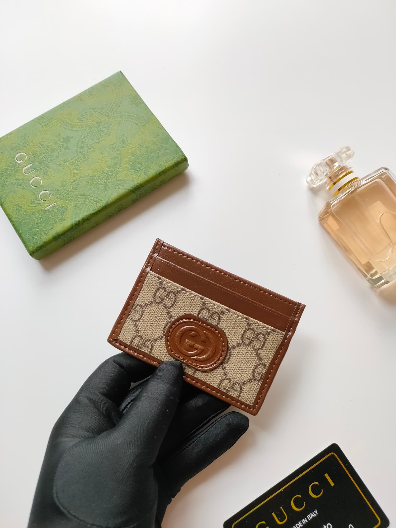 C98 [Rose] This Gucci cardholder features exquisite vintage/retro branding elements. The black GG Supreme canvas material pairs perfectly with the oval interlocking double G logo, highlighting its elegant and sophisticated charm. These two exclusive detai — image 4