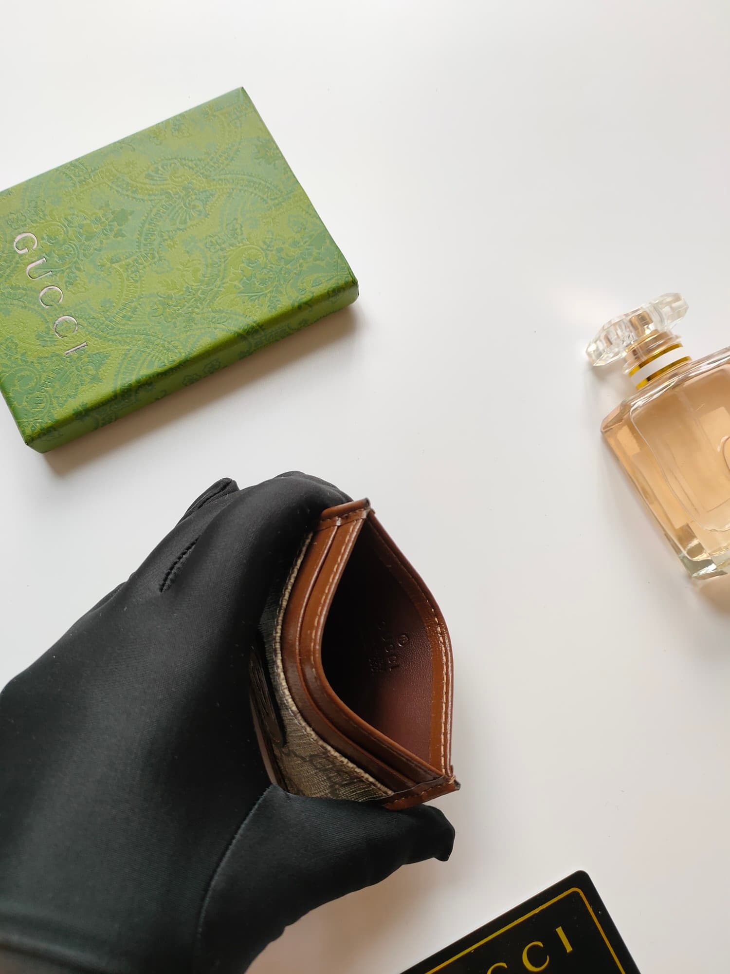 C98 [Rose] This Gucci cardholder features exquisite vintage/retro branding elements. The black GG Supreme canvas material pairs perfectly with the oval interlocking double G logo, highlighting its elegant and sophisticated charm. These two exclusive detai — image 5