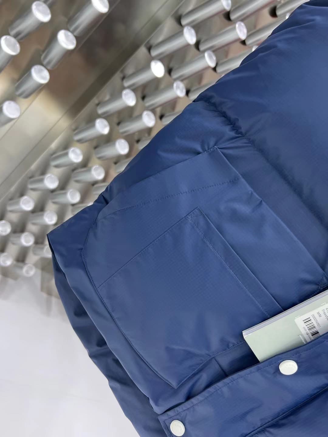C11077 2025 – New models for autumn and winter 🆕 Down jacket. Original 1 & 1: Customized hardware components imported from abroad. Welcome to the store for comparison. Absolutely high quality. Made with top-quality 90 white duck down – ultra soft, fluffy  — image 4