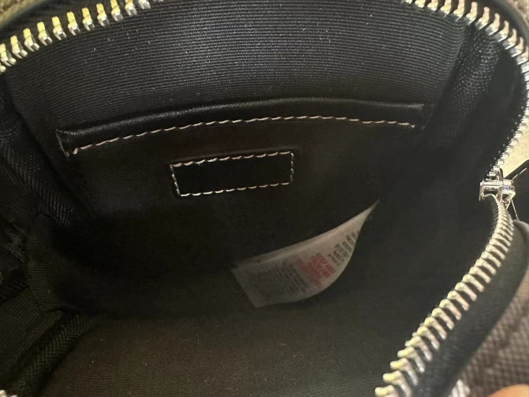 C146 Burberry’s elegant bags, adorned with Burberry check patterns and the brand logo. They feature adjustable leather shoulder straps. The bio-based materials are derived from renewable resources such as plants and castor oil. Available in sizes 12, 4, 5 — image 6