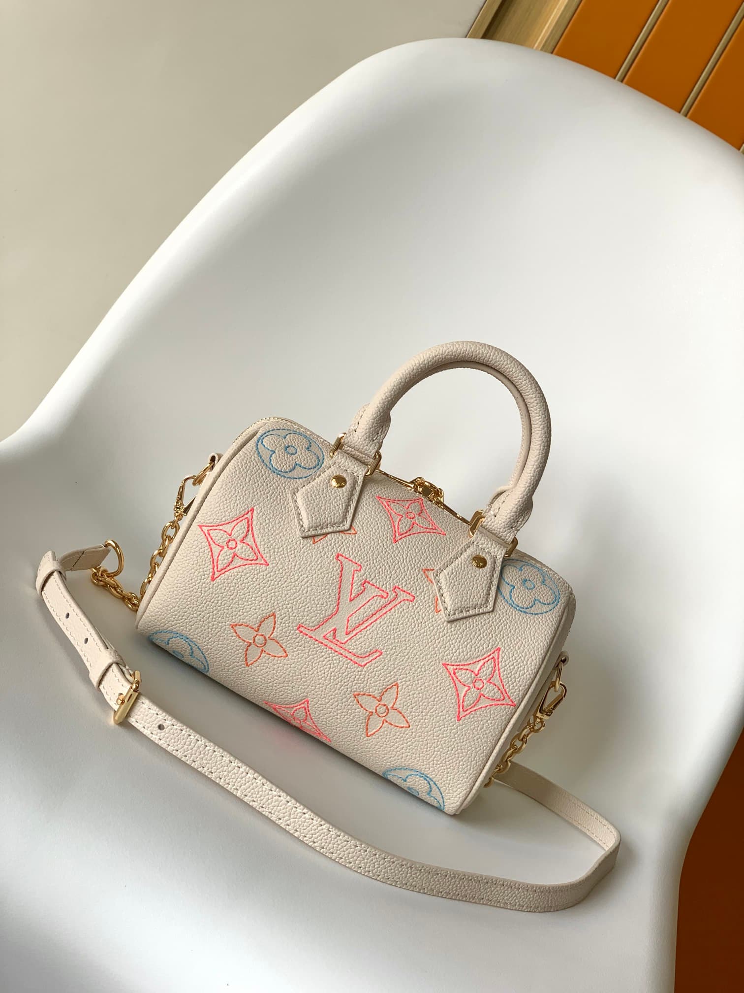 C5115 💰M46667 M12713 ochre-colored printing M11276 M46575 gray M46397 milk white M58953 black M58958 pearlescent blue. Photographed in real life. Made of dual-color Monogram Empreinte leather, it features the LV logo and Monogram floral pattern. This Spee — image 3