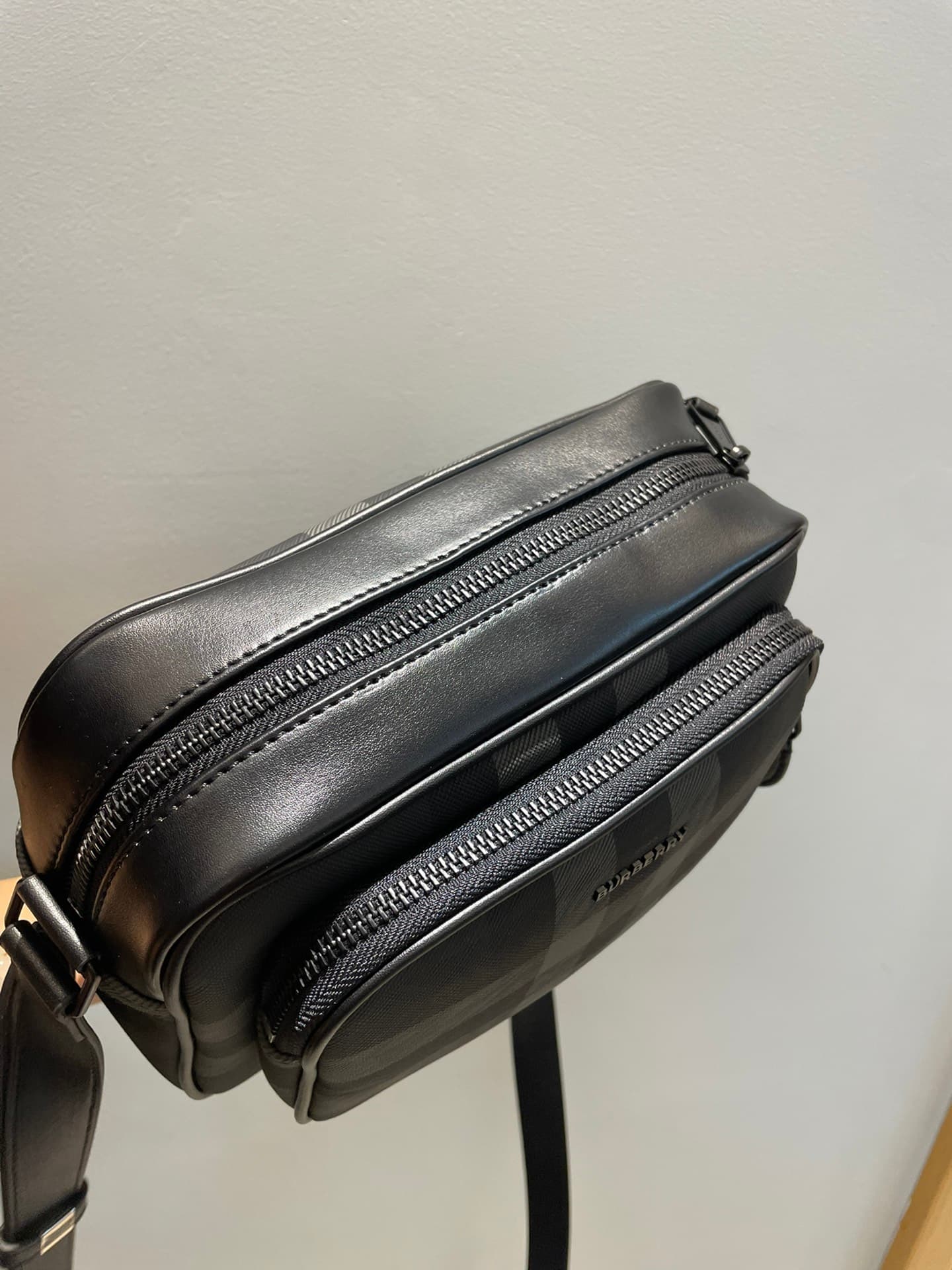 C8235 6088 – A new model of camera bag from the B brand, featuring a new design with checkered eco-friendly canvas material. This eco-friendly canvas is made from renewable resources; compared to traditional coated canvas, it requires less water and produ — image 8