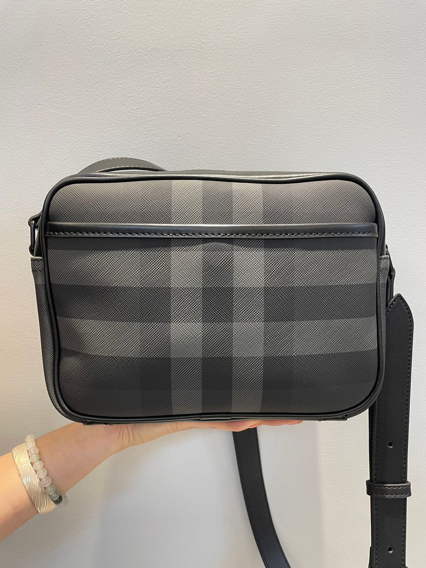 C8235 6088 – A new model of camera bag from the B brand, featuring a new design with checkered eco-friendly canvas material. This eco-friendly canvas is made from renewable resources; compared to traditional coated canvas, it requires less water and produ — image 6