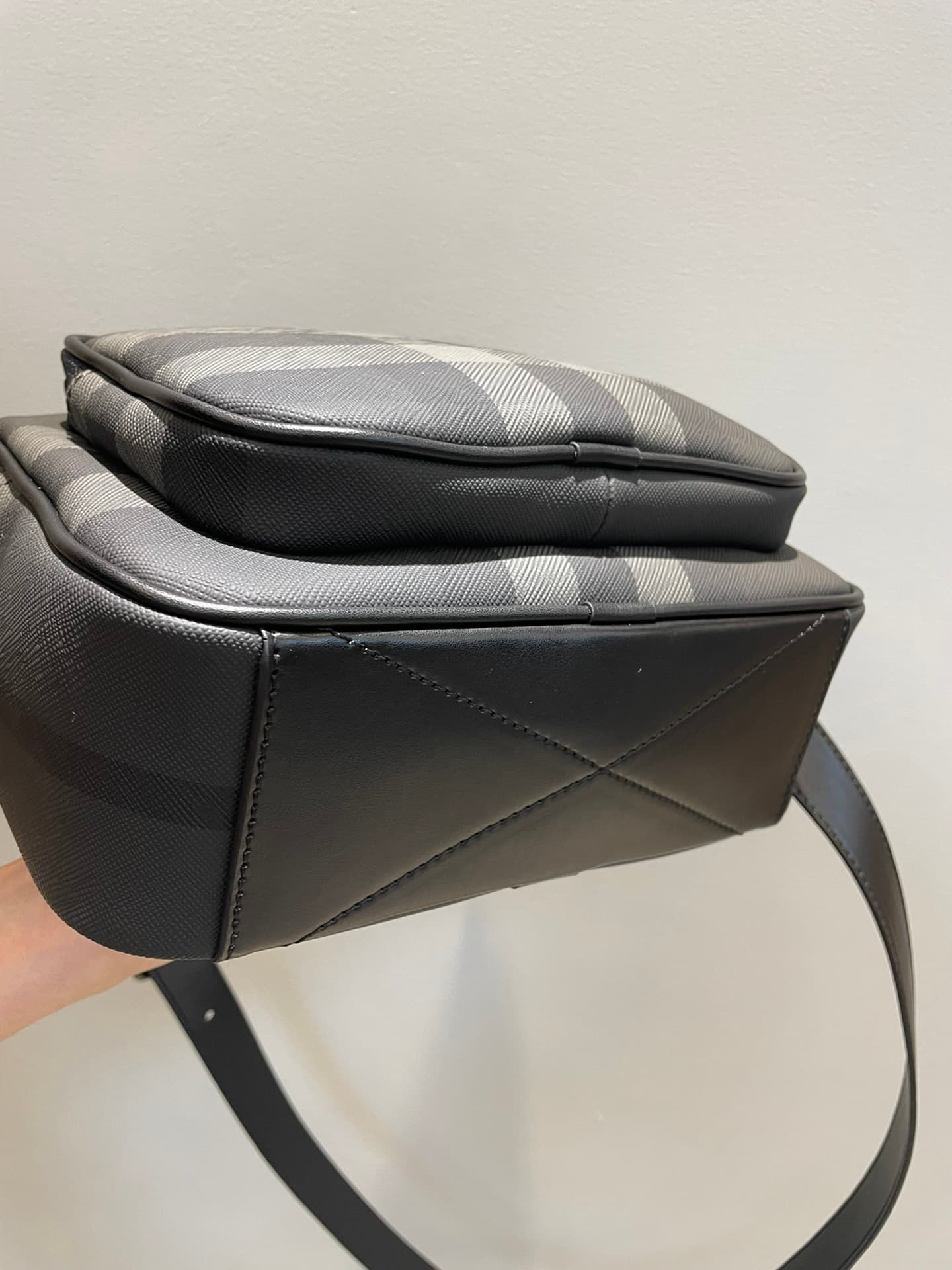C8235 6088 – A new model of camera bag from the B brand, featuring a new design with checkered eco-friendly canvas material. This eco-friendly canvas is made from renewable resources; compared to traditional coated canvas, it requires less water and produ — image 4