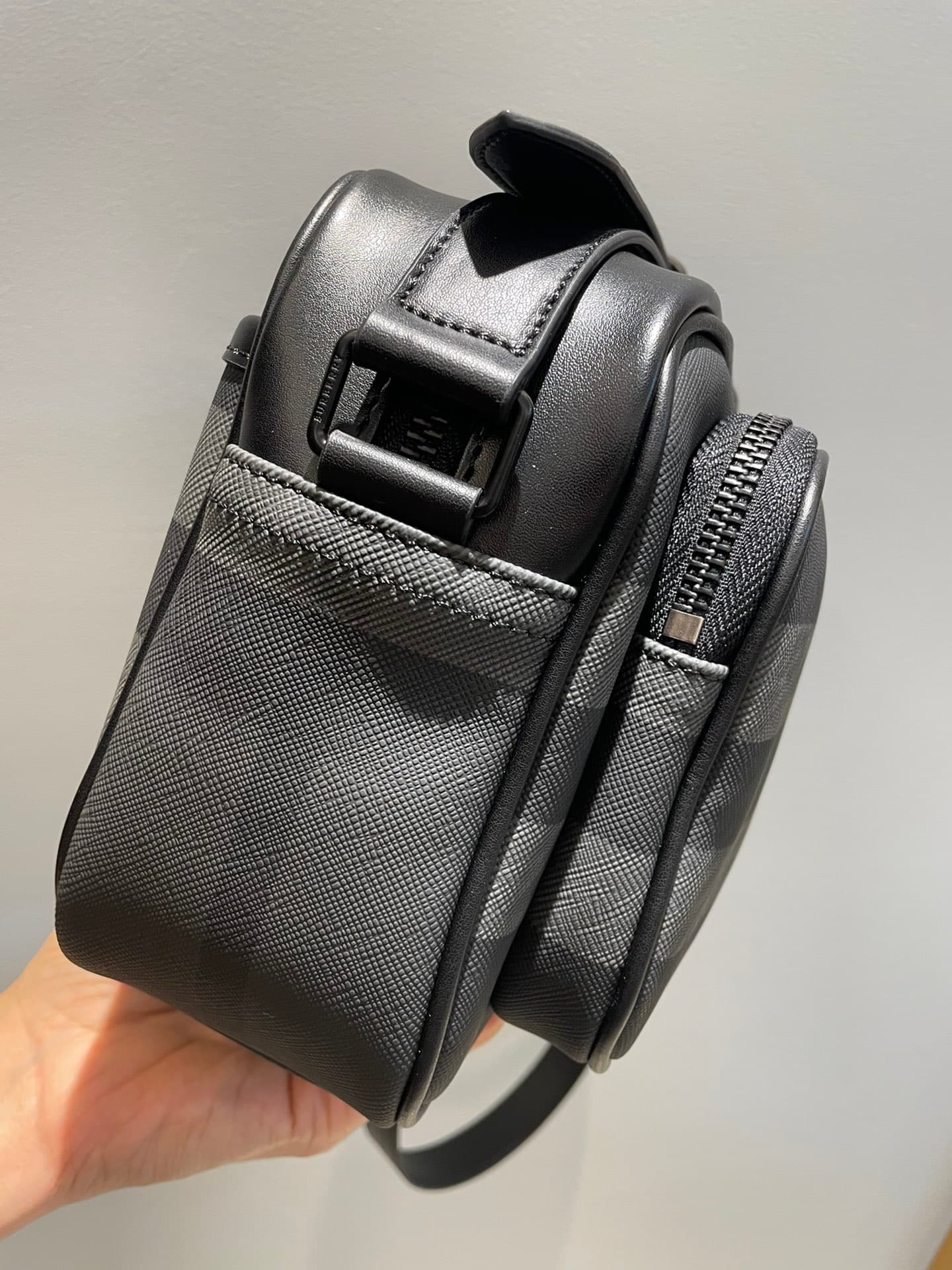 C8235 6088 – A new model of camera bag from the B brand, featuring a new design with checkered eco-friendly canvas material. This eco-friendly canvas is made from renewable resources; compared to traditional coated canvas, it requires less water and produ — image 3