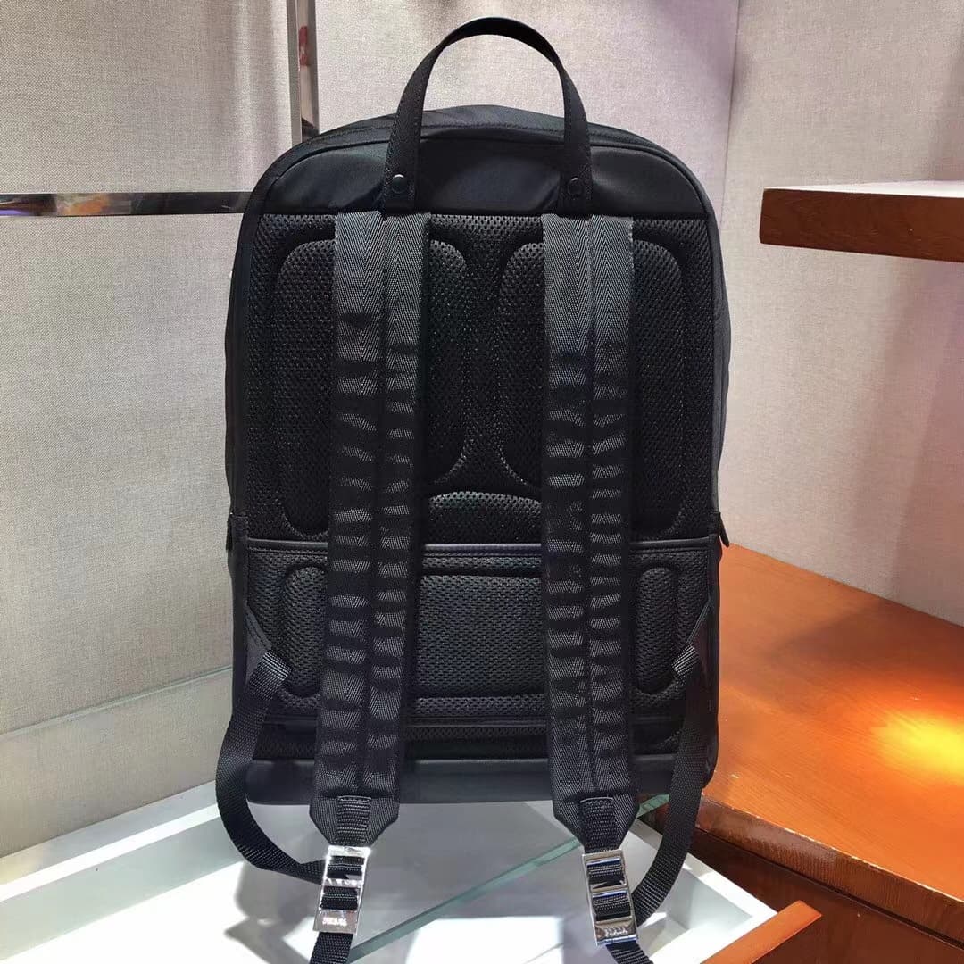 C7001 🎉Exclusive release🎉2VZ048 backpack, original product👏👏 This backpack features edges made of imported Saffiano leather, giving it a modern and minimalist look👍👍 It’s crafted from imported nylon material combined with cross-stitched cowhide, along wit — image 4