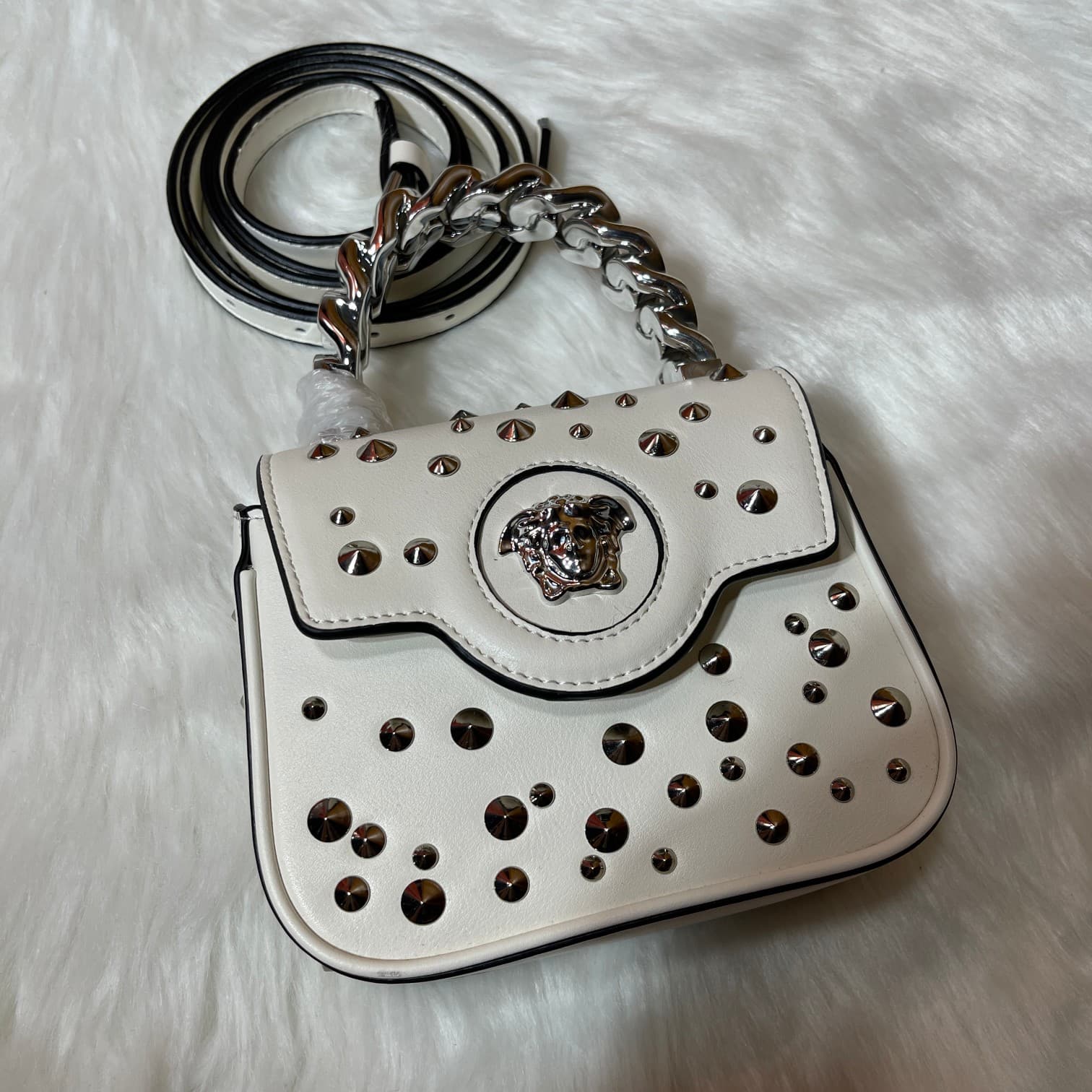 C2822 New product released – VERSACE “Starry Sky” collection. A bag for little queens. Early autumn, say hi ~ Modern twist, meeting the style of the Denim Medusa! A trendy design with a striking golden color; the Medusa pattern on the handle adds to its f — image 4