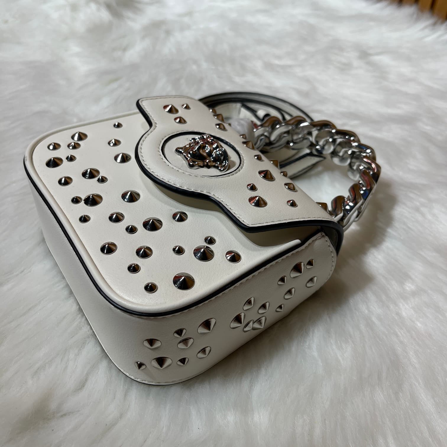 C2822 New product released – VERSACE “Starry Sky” collection. A bag for little queens. Early autumn, say hi ~ Modern twist, meeting the style of the Denim Medusa! A trendy design with a striking golden color; the Medusa pattern on the handle adds to its f — image 5