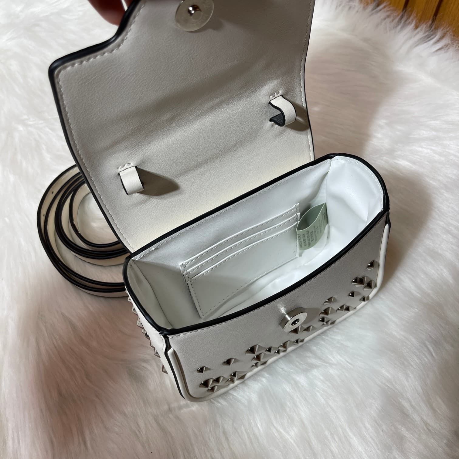 C2822 New product released – VERSACE “Starry Sky” collection. A bag for little queens. Early autumn, say hi ~ Modern twist, meeting the style of the Denim Medusa! A trendy design with a striking golden color; the Medusa pattern on the handle adds to its f — image 6