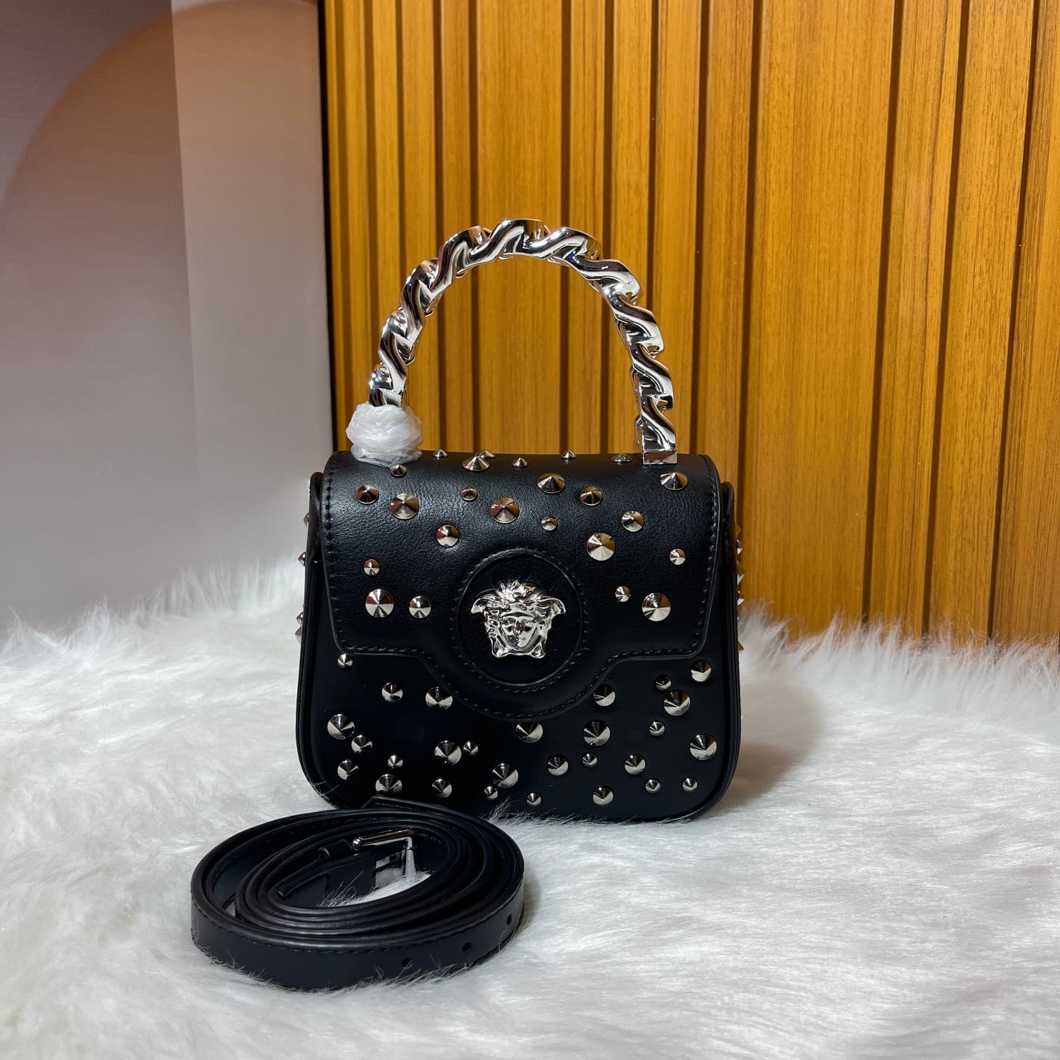 C2821 New product released – VERSACE “Starry Sky” collection. A bag for little queens. Early autumn, say hi ~ Modern twist, meeting denim Medusa! With a trendy attitude, the golden-colored Medusa-style design and handle add to its style. The central “Medu — image 2