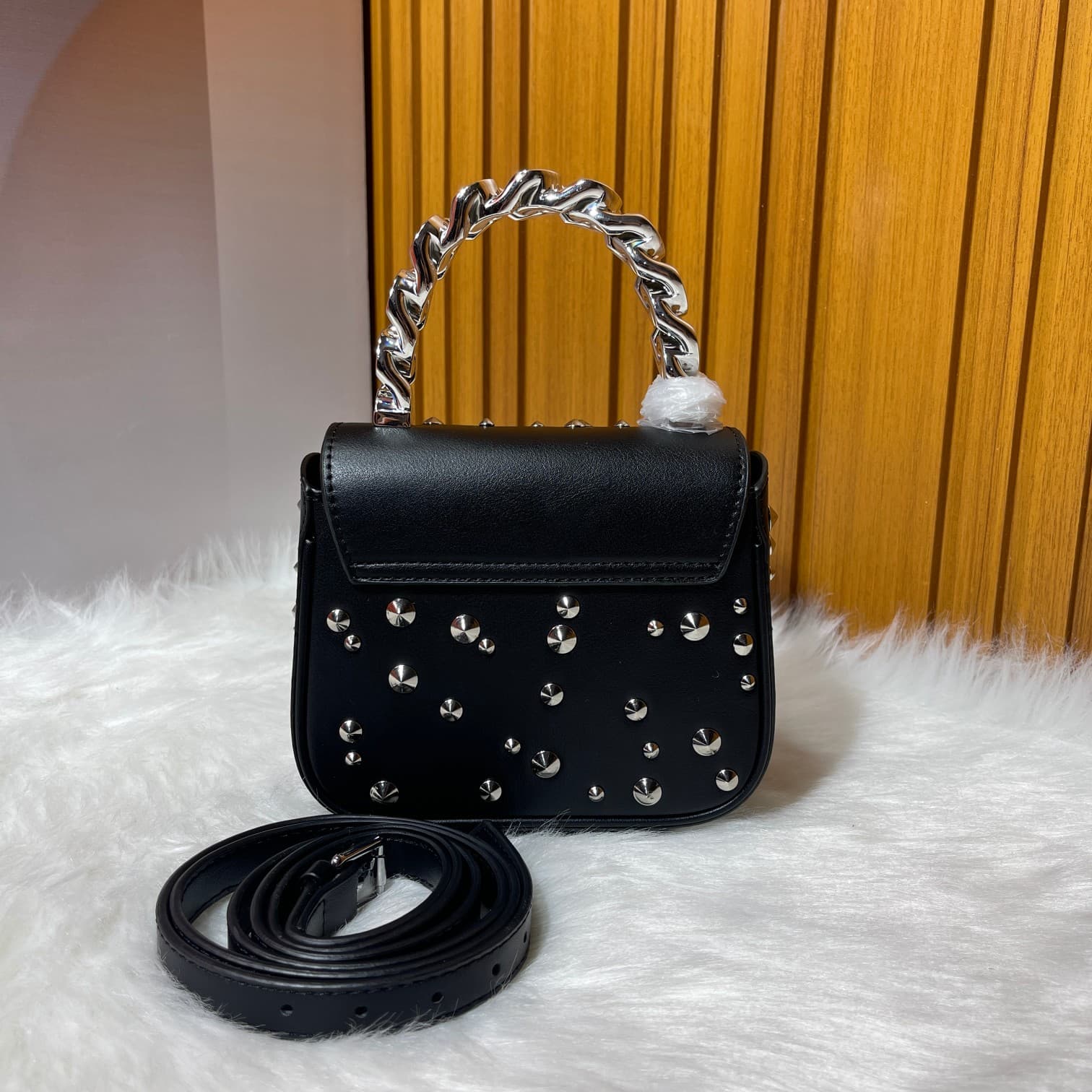 C2821 New product released – VERSACE “Starry Sky” collection. A bag for little queens. Early autumn, say hi ~ Modern twist, meeting denim Medusa! With a trendy attitude, the golden-colored Medusa-style design and handle add to its style. The central “Medu — image 3