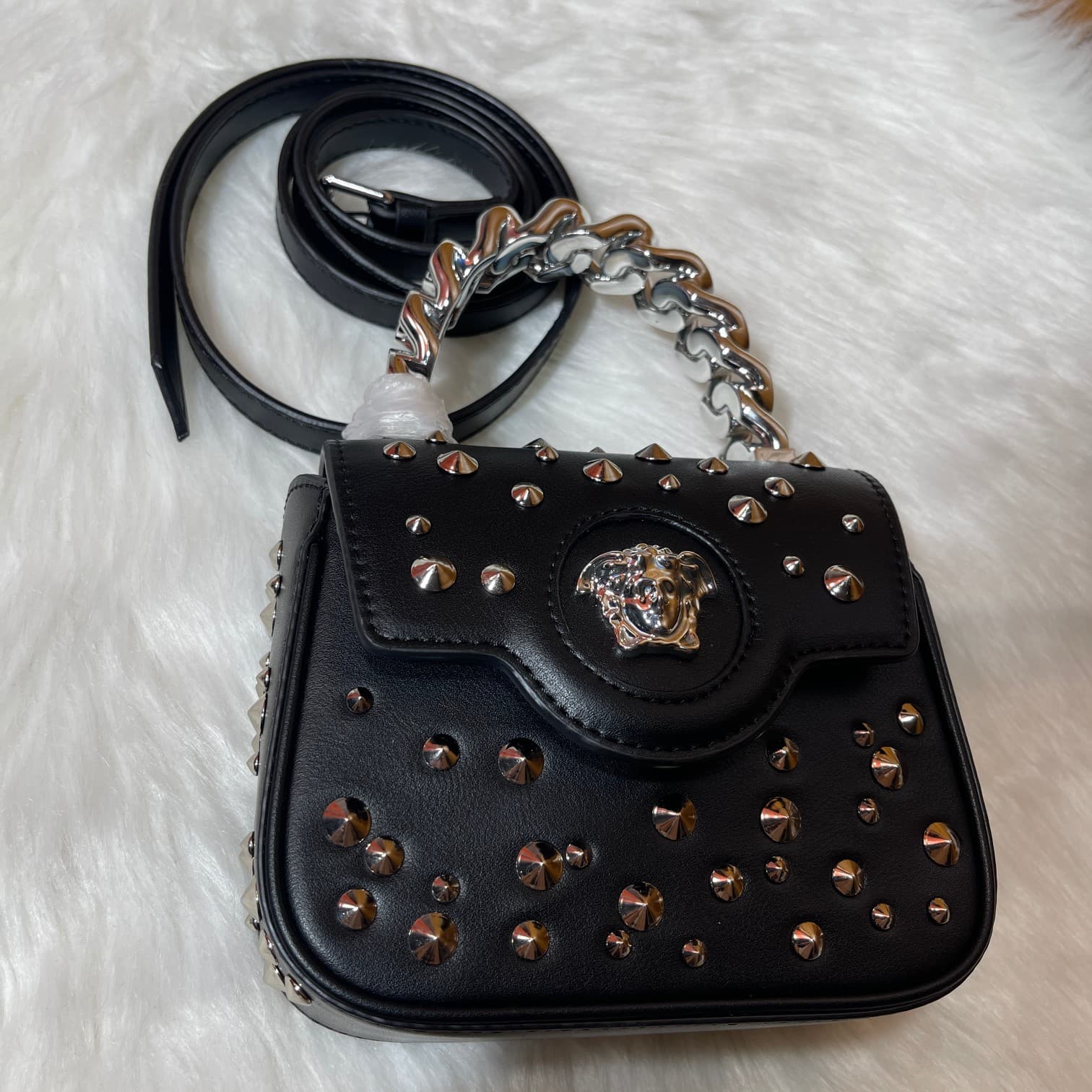 C2821 New product released – VERSACE “Starry Sky” collection. A bag for little queens. Early autumn, say hi ~ Modern twist, meeting denim Medusa! With a trendy attitude, the golden-colored Medusa-style design and handle add to its style. The central “Medu — image 4