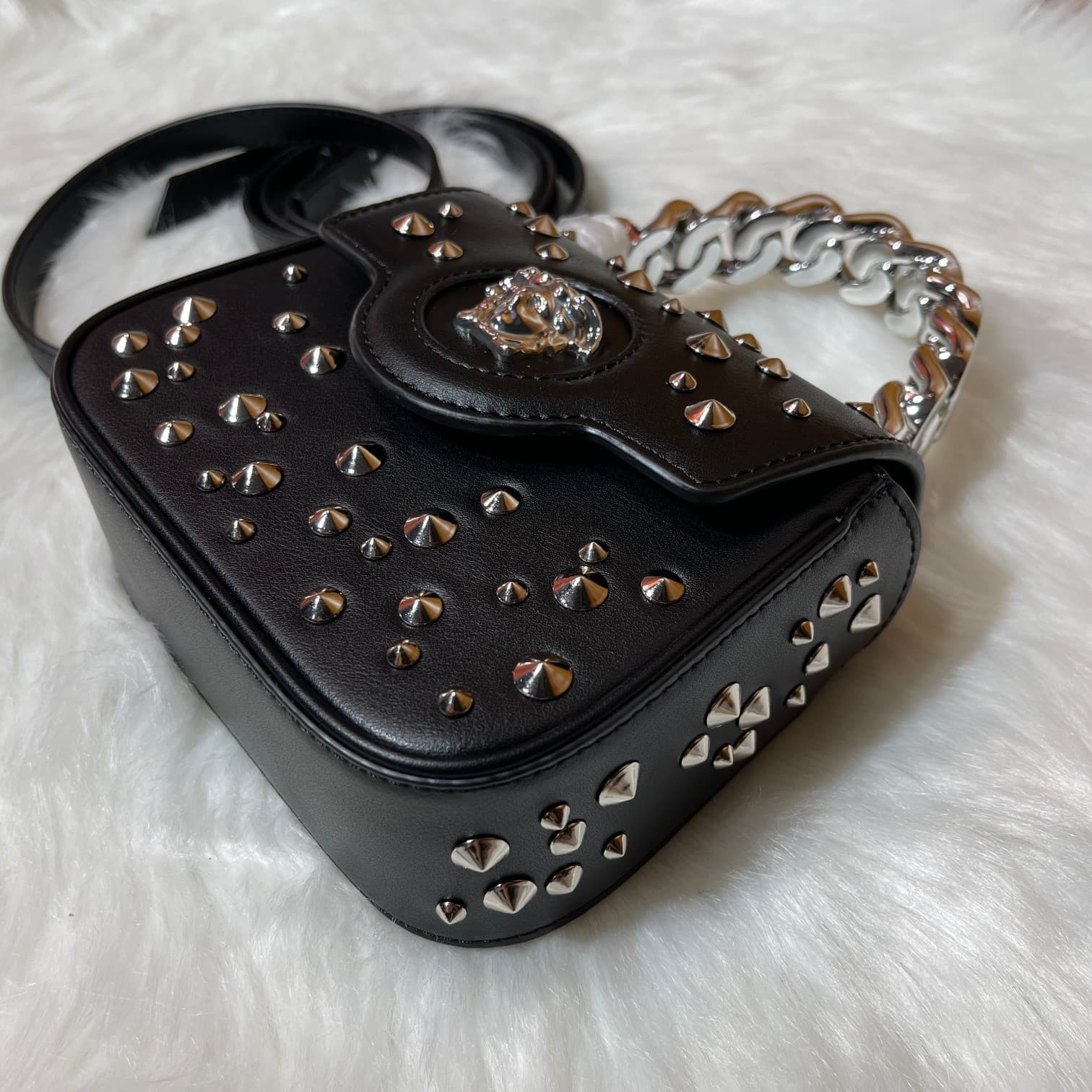 C2821 New product released – VERSACE “Starry Sky” collection. A bag for little queens. Early autumn, say hi ~ Modern twist, meeting denim Medusa! With a trendy attitude, the golden-colored Medusa-style design and handle add to its style. The central “Medu — image 5