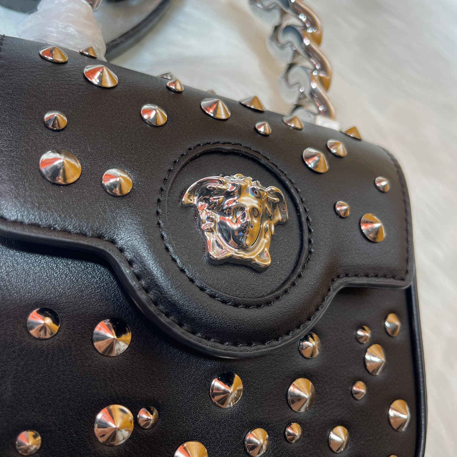 C2821 New product released – VERSACE “Starry Sky” collection. A bag for little queens. Early autumn, say hi ~ Modern twist, meeting denim Medusa! With a trendy attitude, the golden-colored Medusa-style design and handle add to its style. The central “Medu — image 6